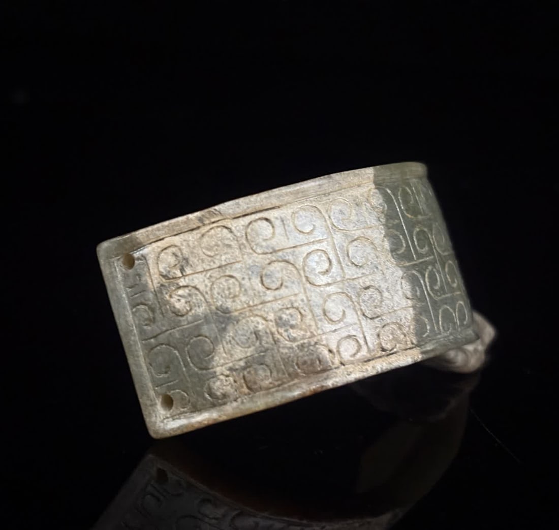 A Han Dynasty jade curved valley pattern pendant: Han Dynasty jade curved valley pattern pendant SIZE: 5.4x2.5x0.5cm 21g (The Dimensions Of All Batches Are Manually Measured.If You Need More Detailed Information, Please Contact Our Customer Service