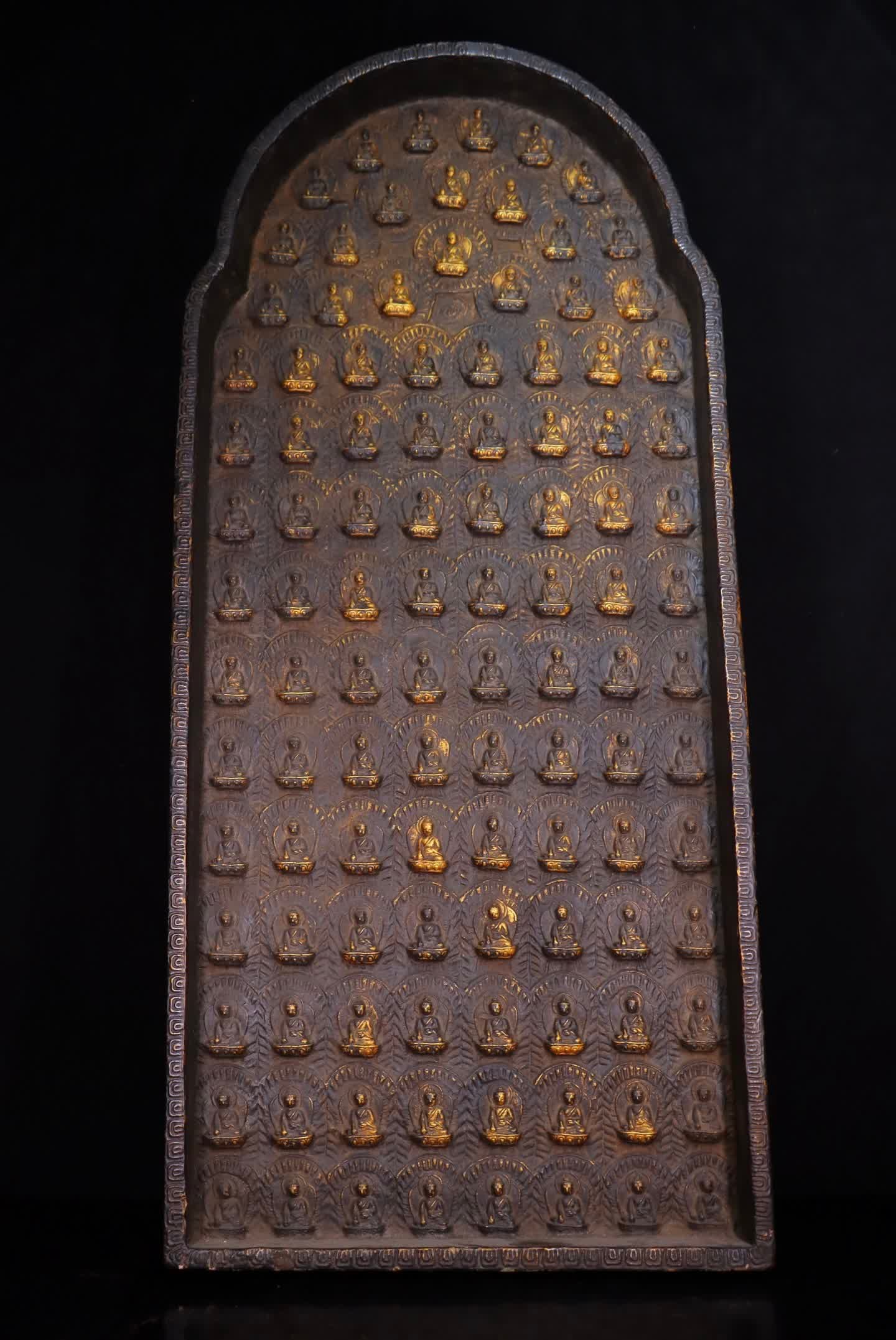 A Qing Dynasty Bodhi wood carved thousand Buddha board: Qing Dynasty Bodhi wood carved thousand Buddha plates SIZE: H:90cm W:40cm T:7.5cm (The Dimensions Of All Batches Are Manually Measured.If You Need More Detailed Information, Please Contact Our