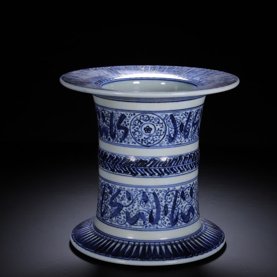 A Qing Dynasty blue and white Awen unstoppable: Qing Dynasty blue and white Arvin unstoppable SIZE: D:18cm H:17cm W:1370g (The Dimensions Of All Batches Are Manually Measured.If You Need More Detailed Information, Please Contact Our Customer Servic