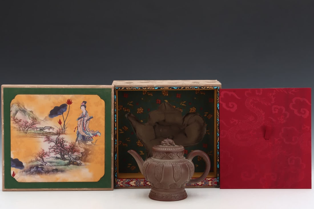 A purple clay pot made in the Qianlong period of the Qing Dynasty (1 of 9)