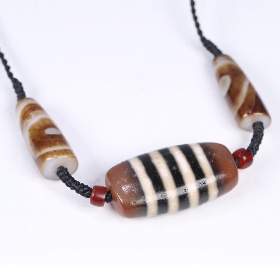 A Qing Dynasty thousand-year-old agate thread bead clavicle necklace: Qing Dynasty thousand-year-old agate thread bead clavicle necklace SIZE: 4.8x2.6x1.6cm W:56.5g (The Dimensions Of All Batches Are Manually Measured.If You Need More Detailed Information, Please Contac