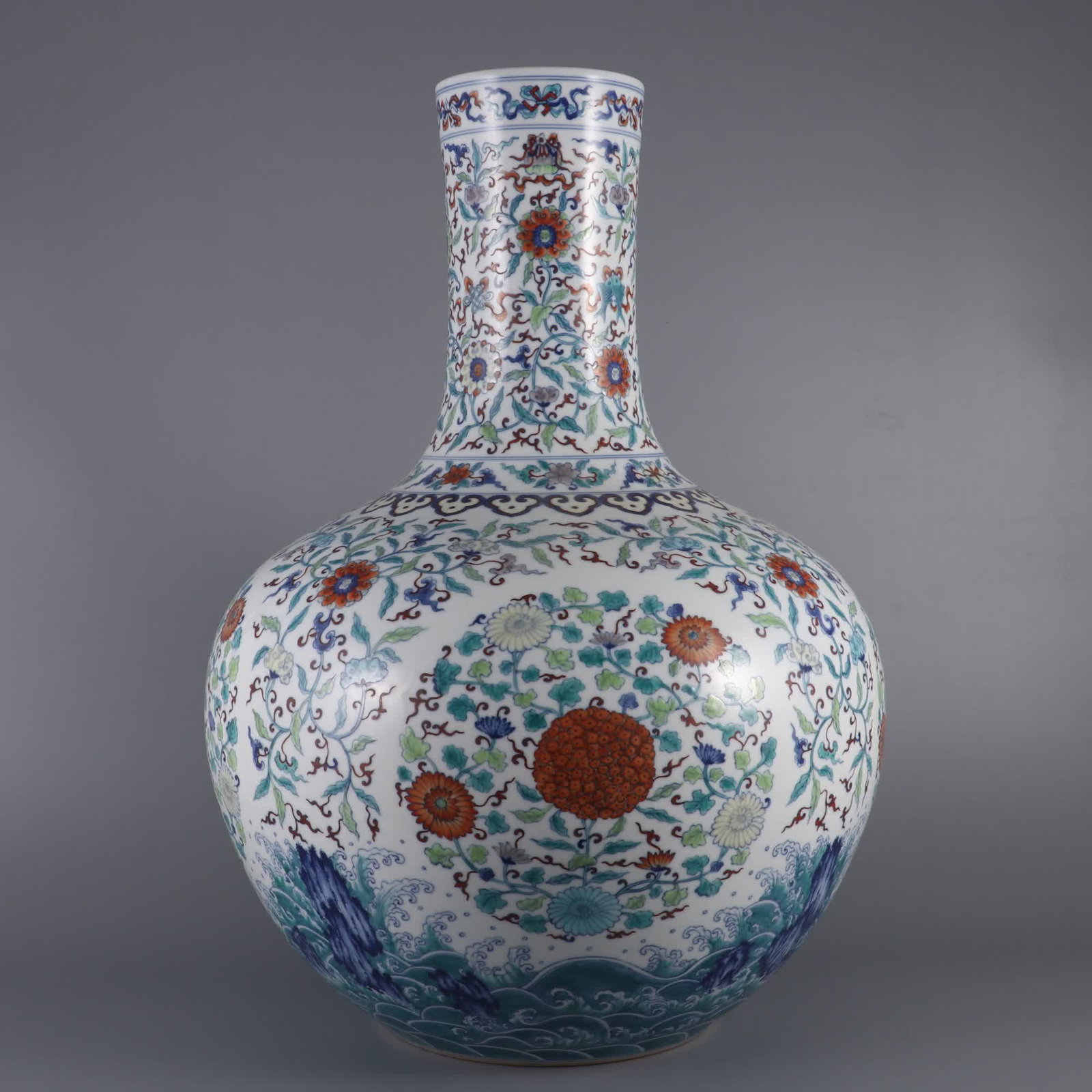 A Qing Dynasty Qianlong year Doucai sea water group chrysanthemum pattern large sky ball bottle (1 of 11)