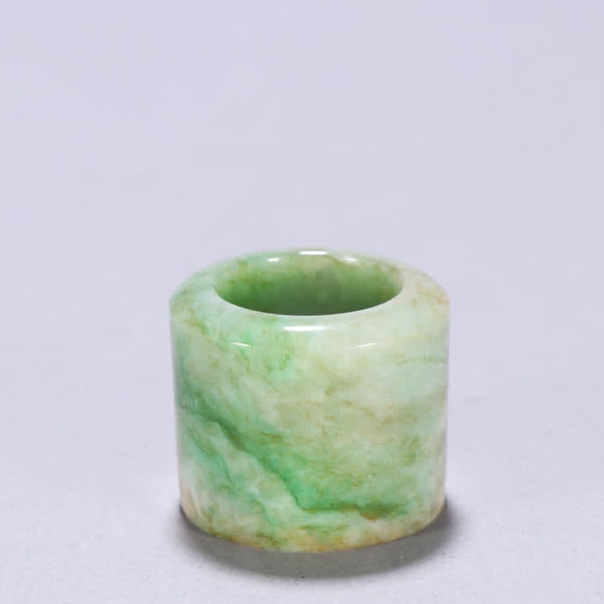 A piece of jade finger in the Qing Dynasty: Qing Dynasty jade finger SIZE: Inner diameter 2cm W:2.7cm W:37.2g (The Dimensions Of All Batches Are Manually Measured.If You Need More Detailed Information, Please Contact Our Customer Service Before
