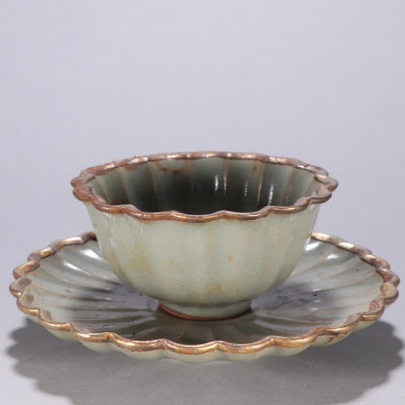 A Song official kiln lotus petal pattern support (1 of 9)
