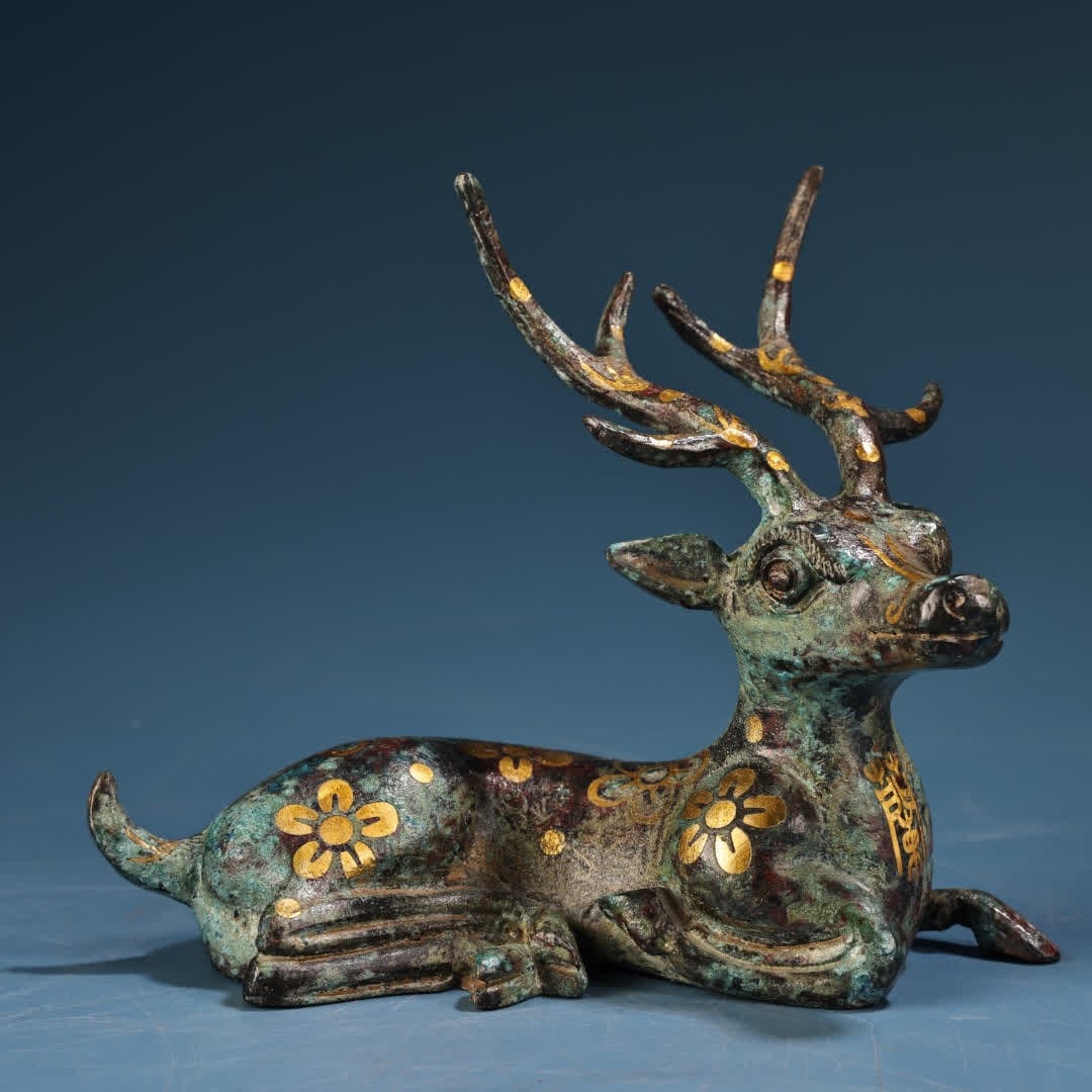 A Han Dynasty bronze Cuojin sika deer: Han Dynasty bronze vessel Cuo Jin sika deer SIZE: W:500g H:13cm W:15cm (The Dimensions Of All Batches Are Manually Measured.If You Need More Detailed Information, Please Contact Our Customer Service B