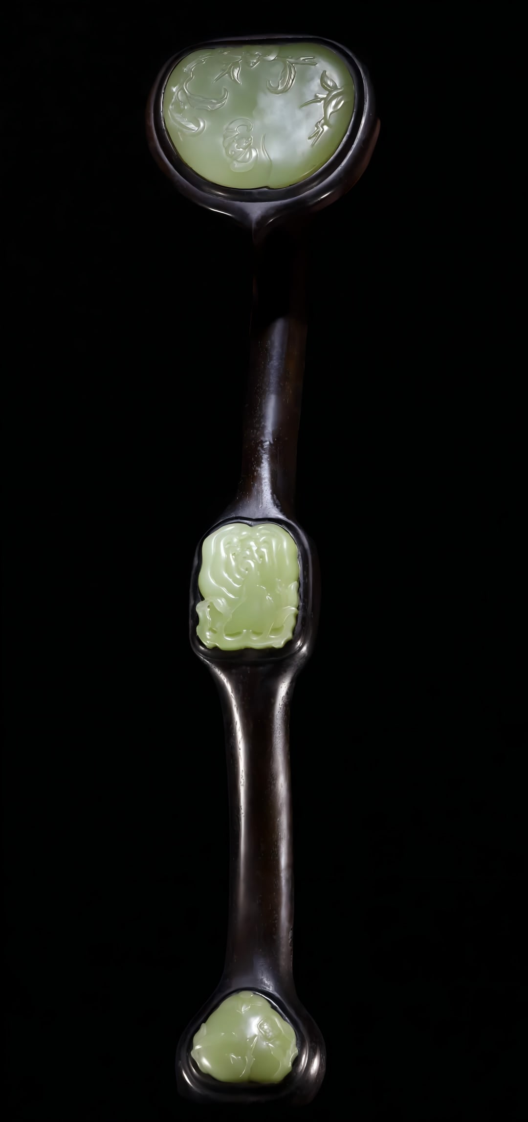 A Qing Dynasty topaz three ruyi ornaments: Qing Dynasty topaz three ruyi ornaments are carved from Hetian topaz, the overall shape is dignified, the inlay is tight, the knife technique is smooth, the ruyi head is embossed with two bats, the wi