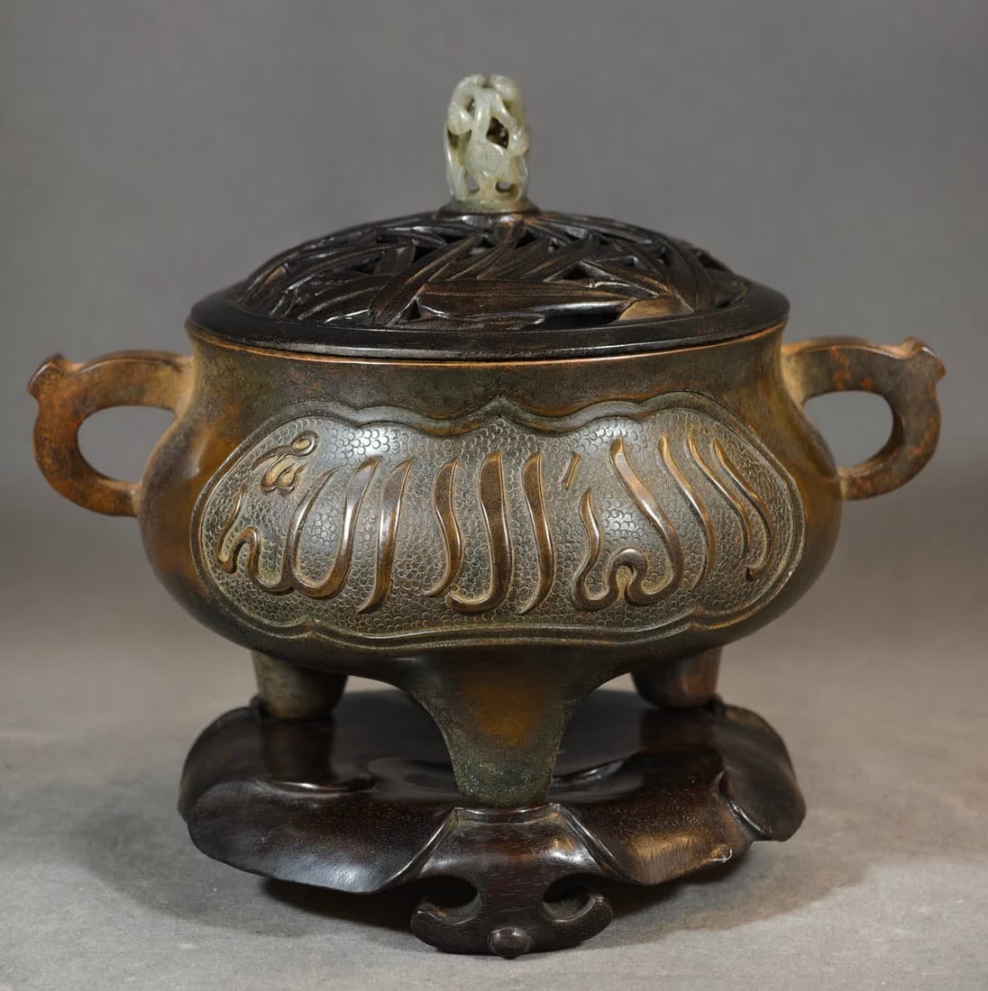 A Ming Dynasty Awen copper smoker: Ming Dynasty Awen copper smoker SIZE: H:16.5cm W:19cm W:2kg (The Dimensions Of All Batches Are Manually Measured.If You Need More Detailed Information, Please Contact Our Customer Service Before Biddi