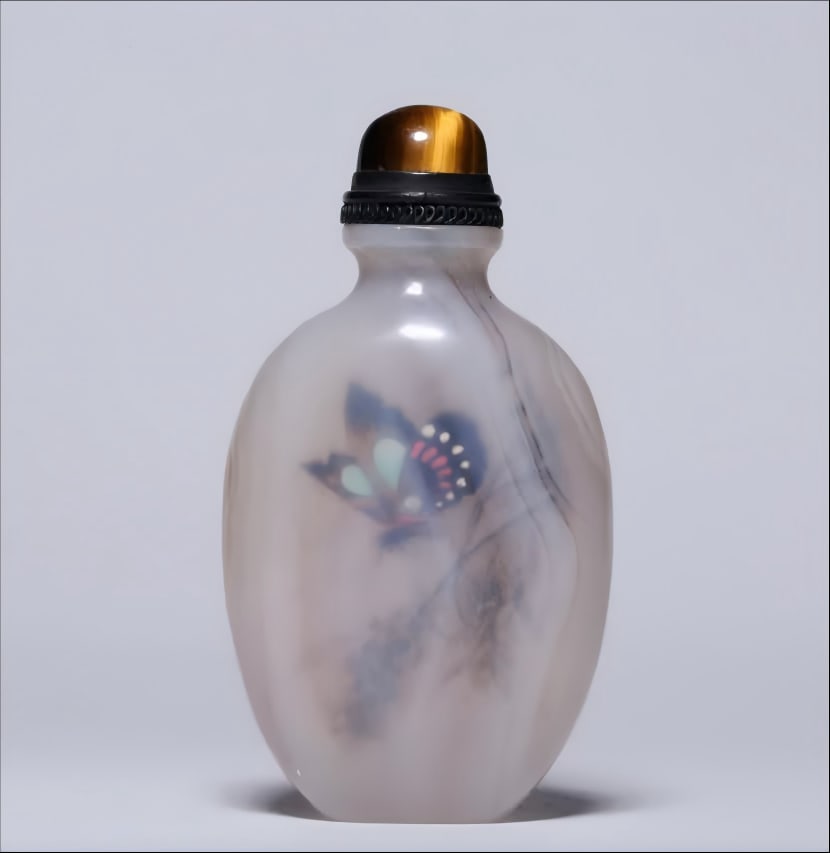A Qing Dynasty agate interior painted butterfly pattern snuff bottle (1 of 6)