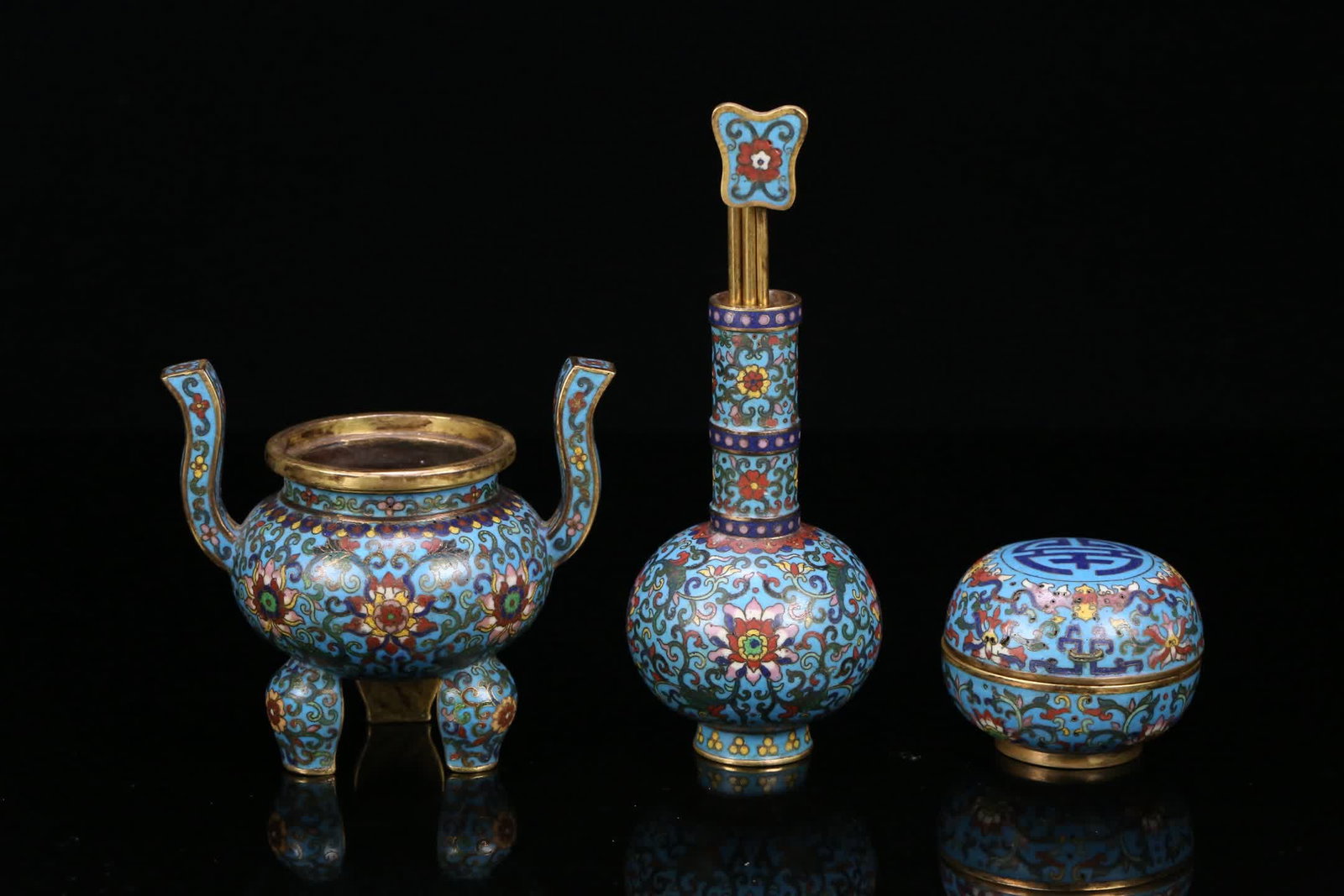 A set of Qing Dynasty cloisonnefurnace bottle boxes: A set of cloisonnefurnace bottle boxes in the Qing Dynasty SIZE: Furnace 11.6x12.7x9.1cm Bottle 19.5x7.3cm Box 7.5x5.8cm W: 1125g (The Dimensions Of All Batches Are Manually Measured.If You Need More 
