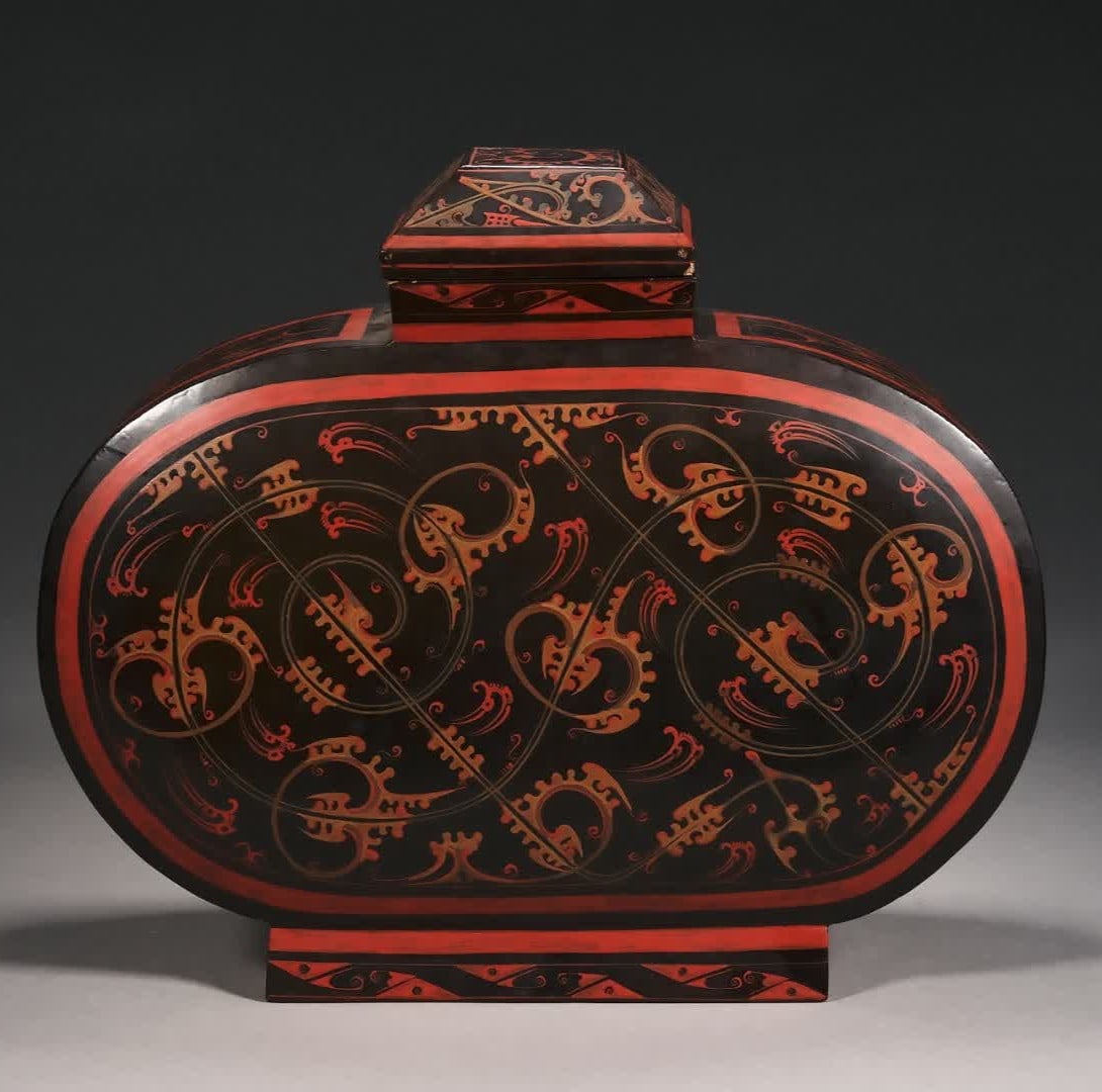 A Han Dynasty lacquerware plaque pot (1 of 9)