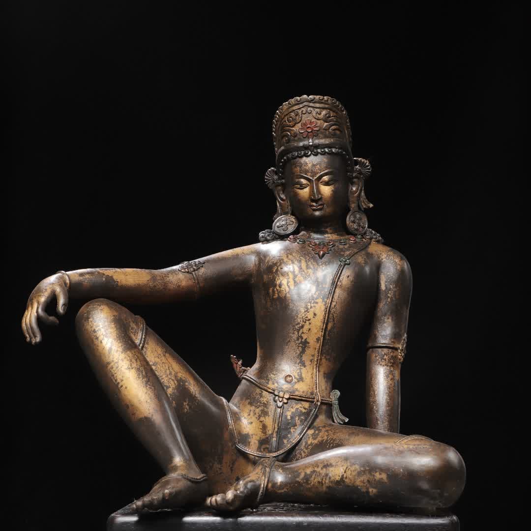 A Qing Dynasty copper rubbing gold statue of Guanyin: Qing Dynasty copper rubbing gold free Guanyin statue SIZE: H:56cm W:60cm T:33cm W:14.9kg (The Dimensions Of All Batches Are Manually Measured.If You Need More Detailed Information, Please Contact Our 