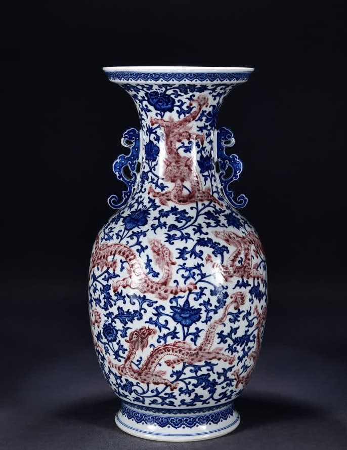 A Qing Dynasty Qianlong blue and white glazed red floral dragon pattern amphora: Qing Dynasty Qianlong blue and white glazed red flower dragon pattern amphora SIZE: H:60cm W:32cm (The Dimensions Of All Batches Are Manually Measured.If You Need More Detailed Information, Please Con