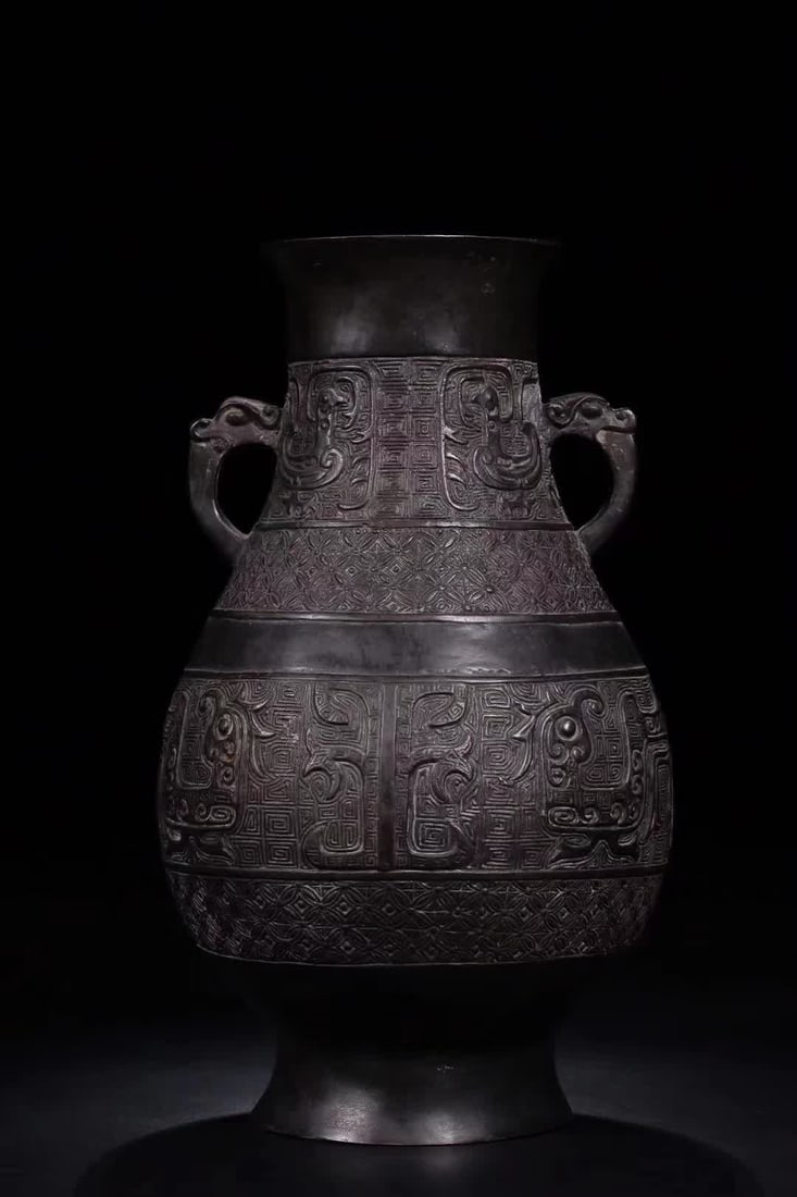 A large bottle of copper animal ears in the Ming Dynasty (1 of 9)
