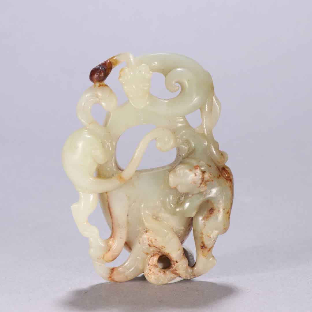 A Qing Dynasty Hetian jade dragon pattern chicken heart pendant: Qing Dynasty Hetian jade dragon pattern chicken heart pendant SIZE: H:8cm W:5.6cm W:77.8g (The Dimensions Of All Batches Are Manually Measured.If You Need More Detailed Information, Please Contact Our