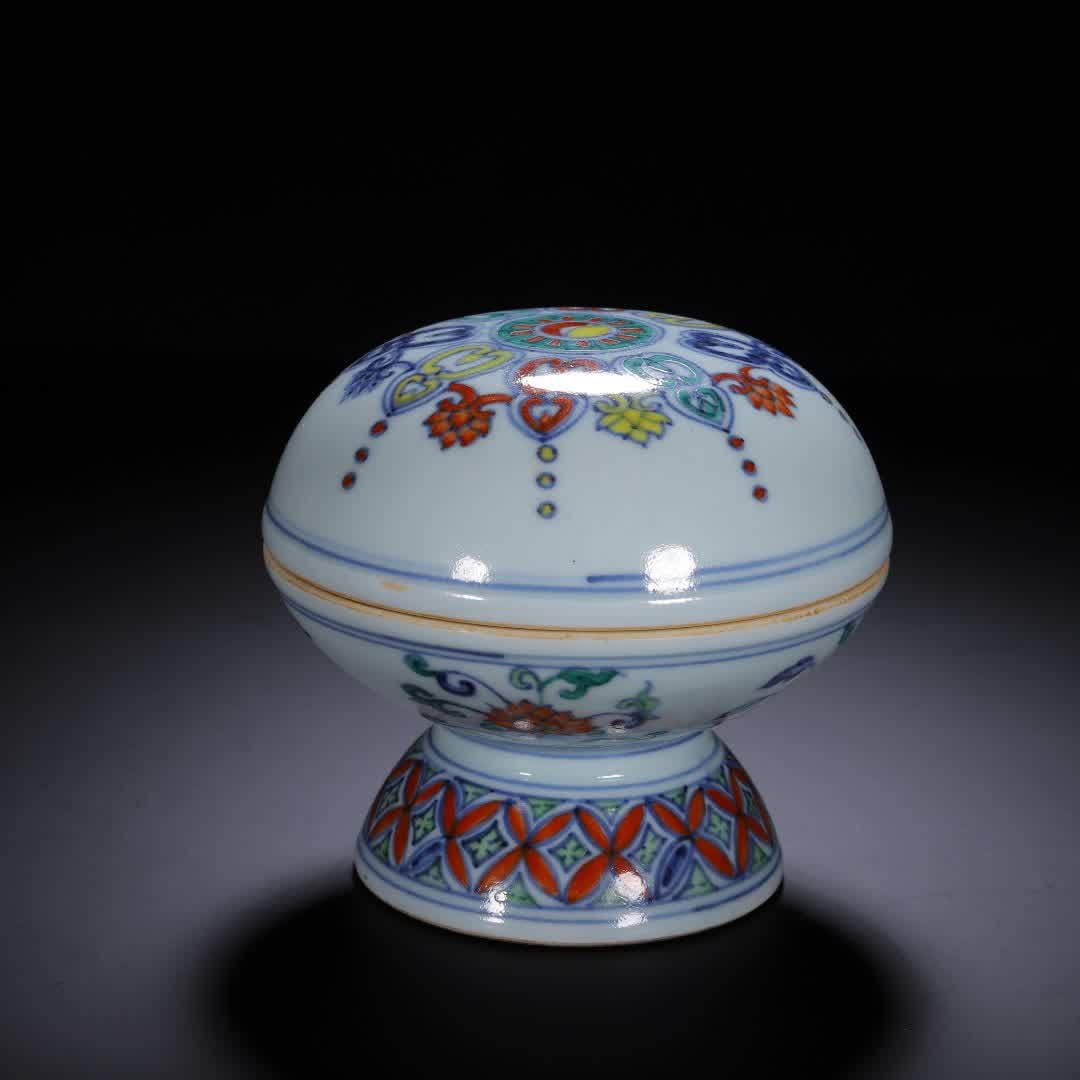 A Qing Dynasty Doucai lid box: Qing Dynasty Doucai lid box SIZE: D:12.5cm H:11cm W:760g (The Dimensions Of All Batches Are Manually Measured.If You Need More Detailed Information, Please Contact Our Customer Service Before Bidding.