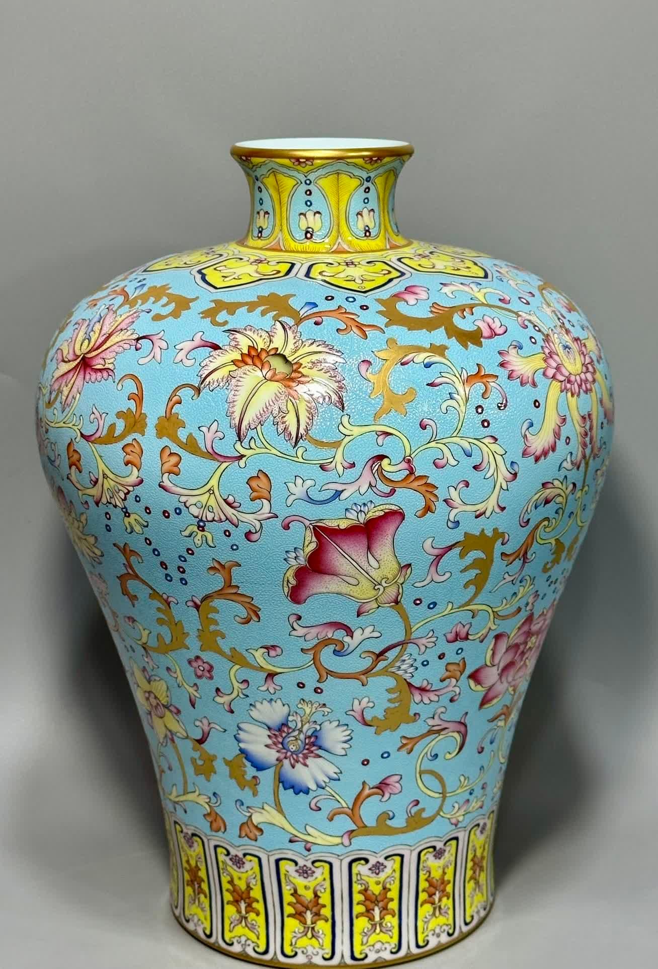 A turquoise glazed pastel gilt floral plum vase made in the Qianlong period of the Qing Dynasty: Qianlong year of the Qing Dynasty turquoise glazed pastel gilt floral pattern plum vase SIZE: H: 37.9cm MouthD: 8.5cm Belly diameter 27.9cm Bottom diameter 16.5cm (The Dimensions Of All Batches Are Ma