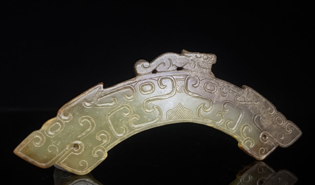 A Han Dynasty dragon pattern jade huang: Han Dynasty dragon pattern jade huang SIZE: 15.8x3.8x0.5cm 57g (The Dimensions Of All Batches Are Manually Measured.If You Need More Detailed Information, Please Contact Our Customer Service Before Bi