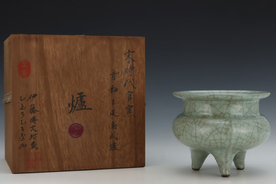 A Song official kiln celadon three-legged furnace: Song official kiln celadon three-legged furnace SIZE: H: 12.8cm Abdominal diameter 15.3cm (The Dimensions Of All Batches Are Manually Measured.If You Need More Detailed Information, Please Contact Our