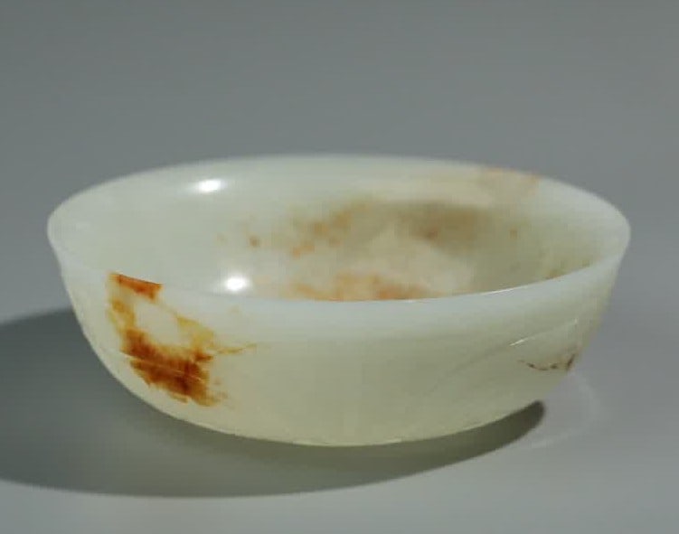 A Qing Dynasty Qianlong antique gluttonous pattern decorated with a round circle foot open jade bowl: Qing Dynasty mountain enlightenment South Red Pretty Carving Medicine Buddha statue SIZE: D:10.6cm H:3.4cm W:182.7g (The Dimensions Of All Batches Are Manually Measured.If You Need More Detailed Infor