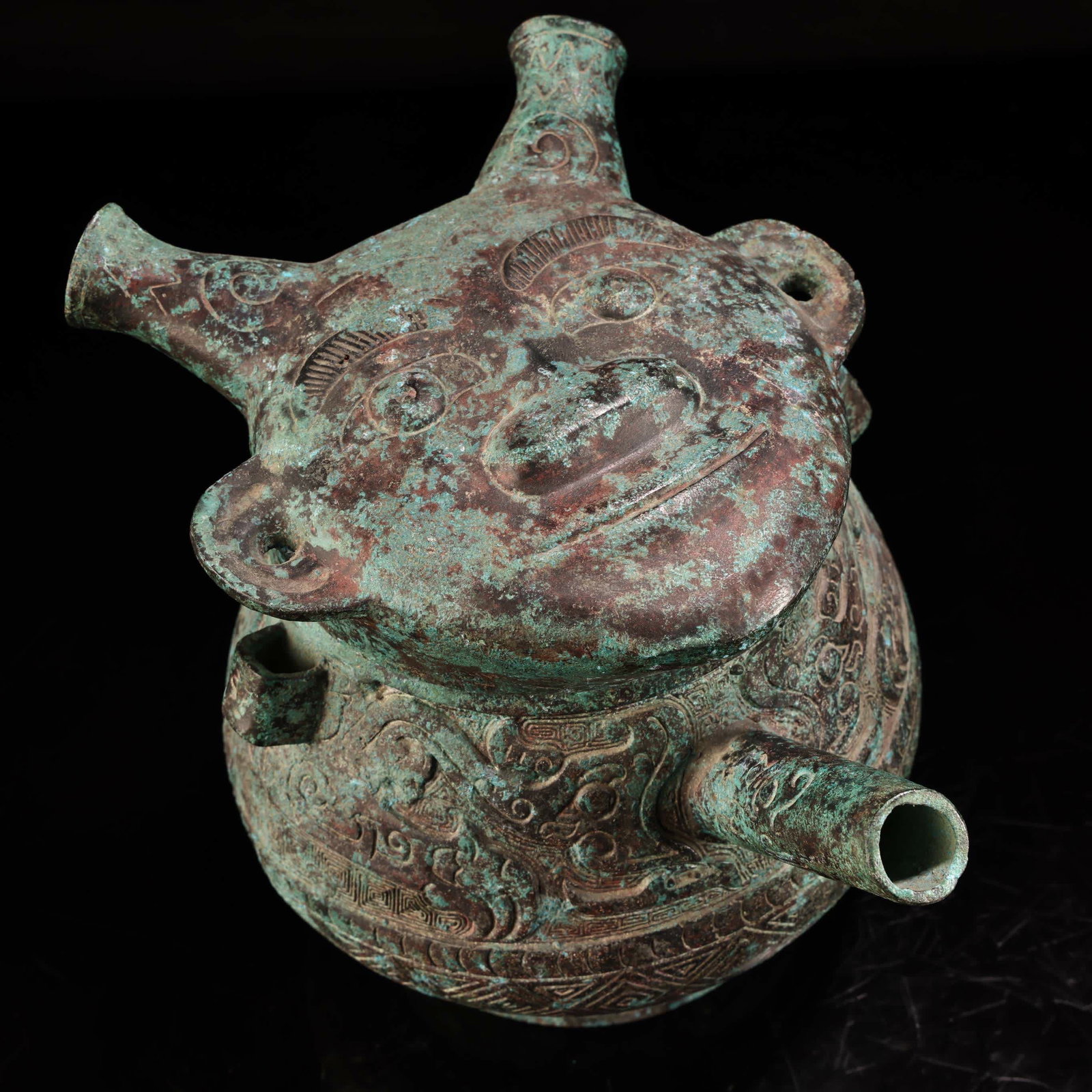 A Warring States bronze human face cover wine pot (1 of 11)