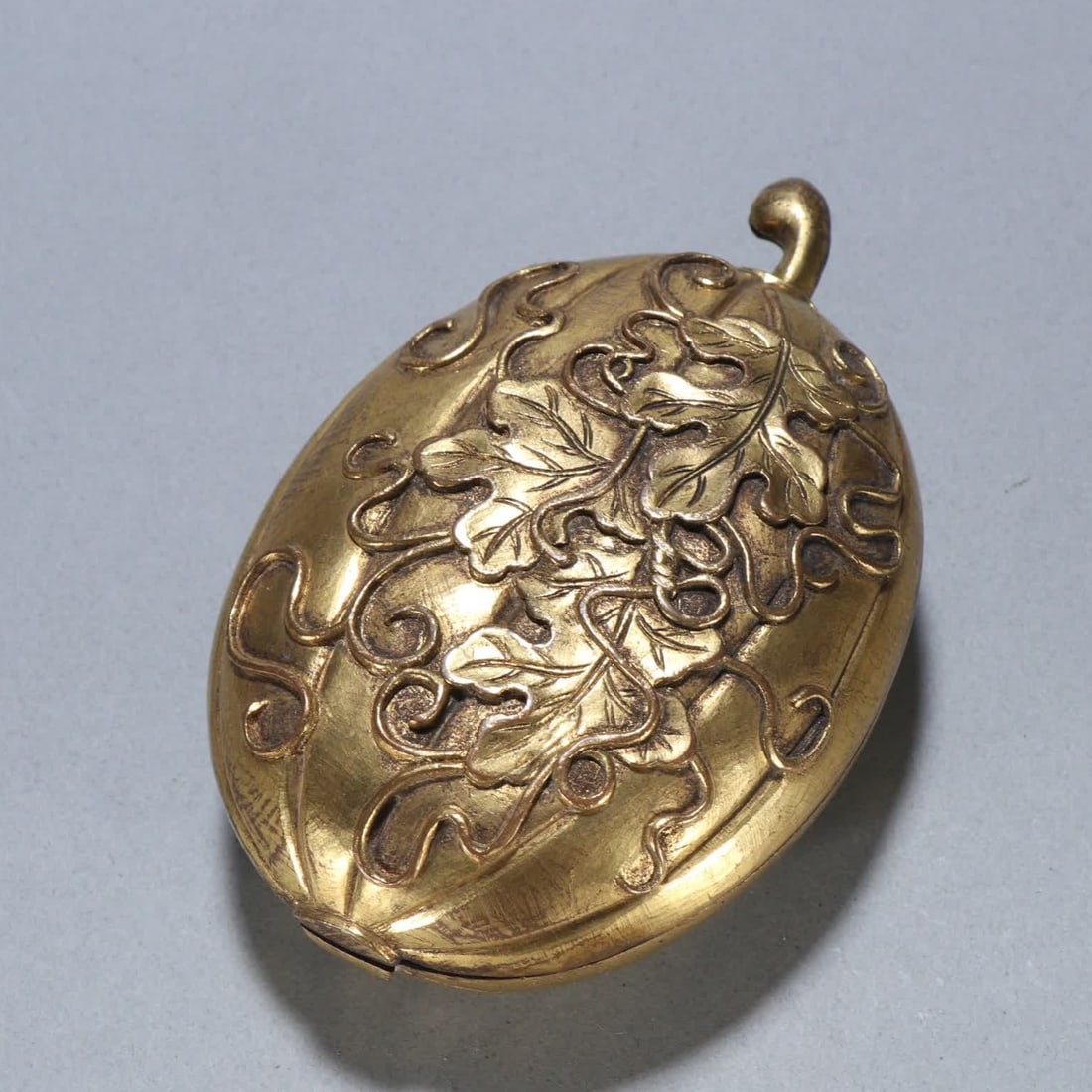 A Qing Dynasty copper gilt broken branch leaf pattern melon ridge lid box: Qing Dynasty copper gilt broken branch leaf pattern melon edge lid box SIZE: H:4cm W:11.3cm W:460g (The Dimensions Of All Batches Are Manually Measured.If You Need More Detailed Information, Please Co