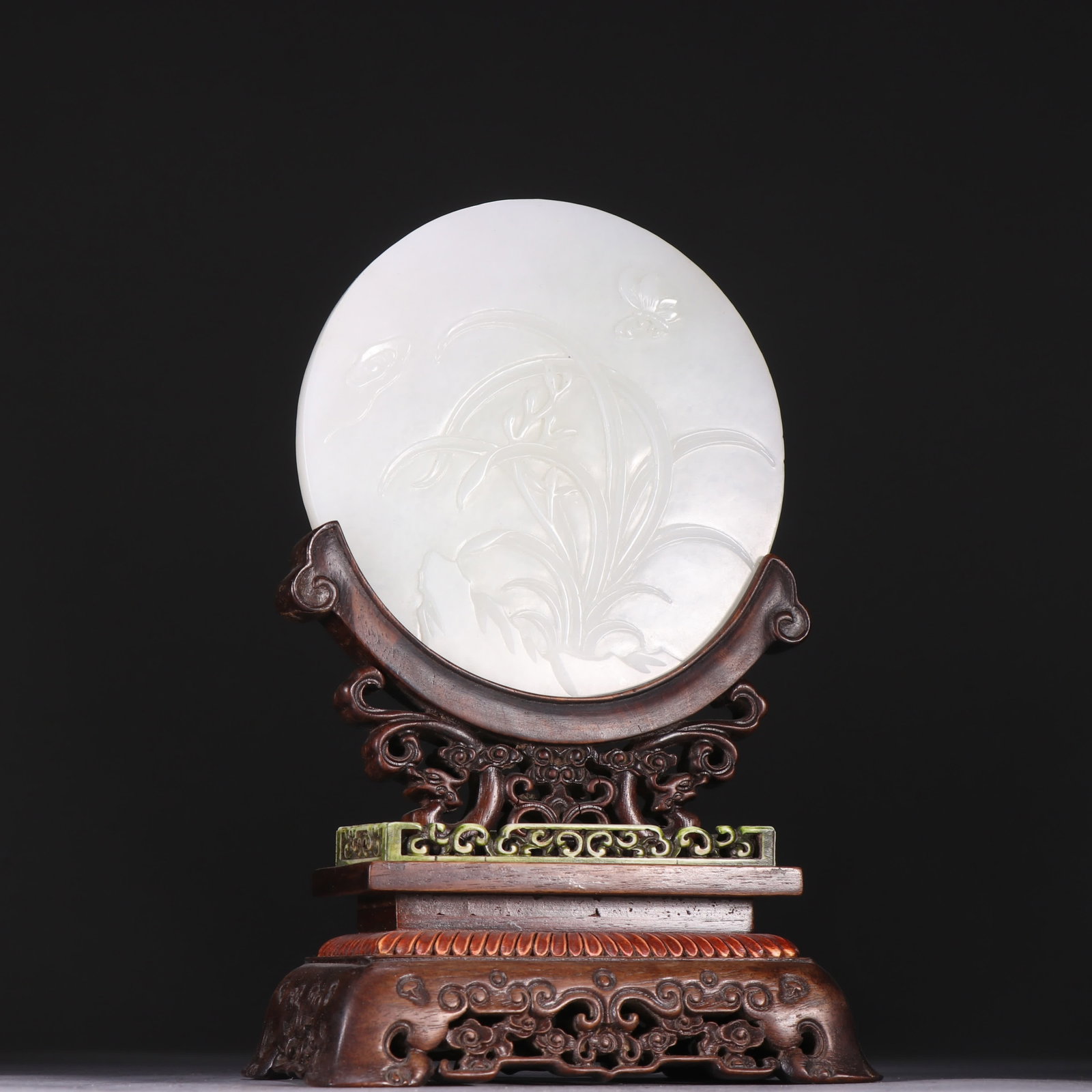 A Qing Dynasty Hetian magnolia pattern interstitial screen: Qing Dynasty Hetian magnolia pattern insertion SIZE: H: 18.1cm D: 10.4cm net W: 200g (The Dimensions Of All Batches Are Manually Measured.If You Need More Detailed Information, Please Contact Our Cust