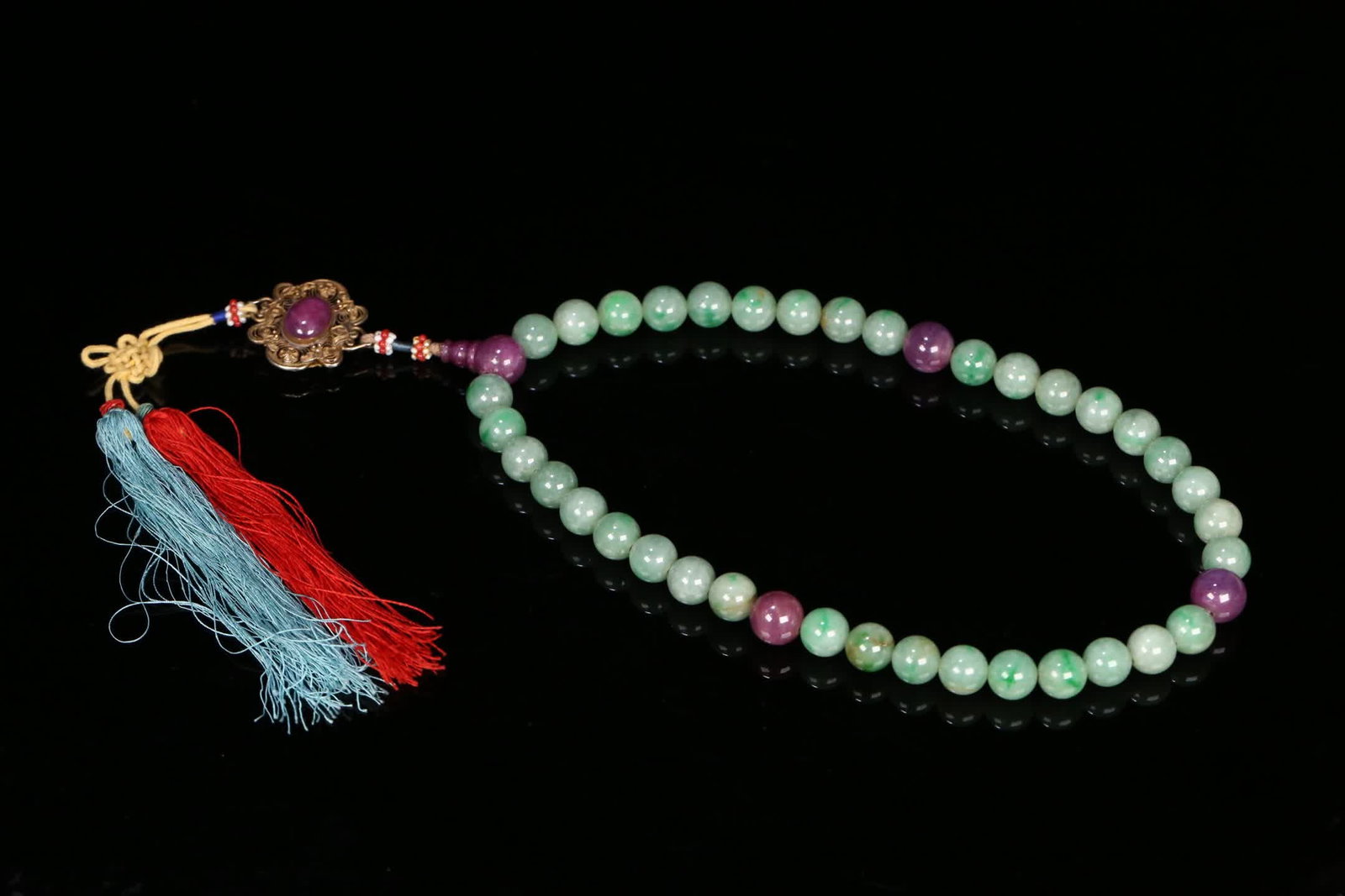 A piece of Qing Dynasty court jade held with thirty-six seeds: Qing Dynasty court jade thirty-six seeds held SIZE: 1.3cm W:176.8g (The Dimensions Of All Batches Are Manually Measured.If You Need More Detailed Information, Please Contact Our Customer Service Befor