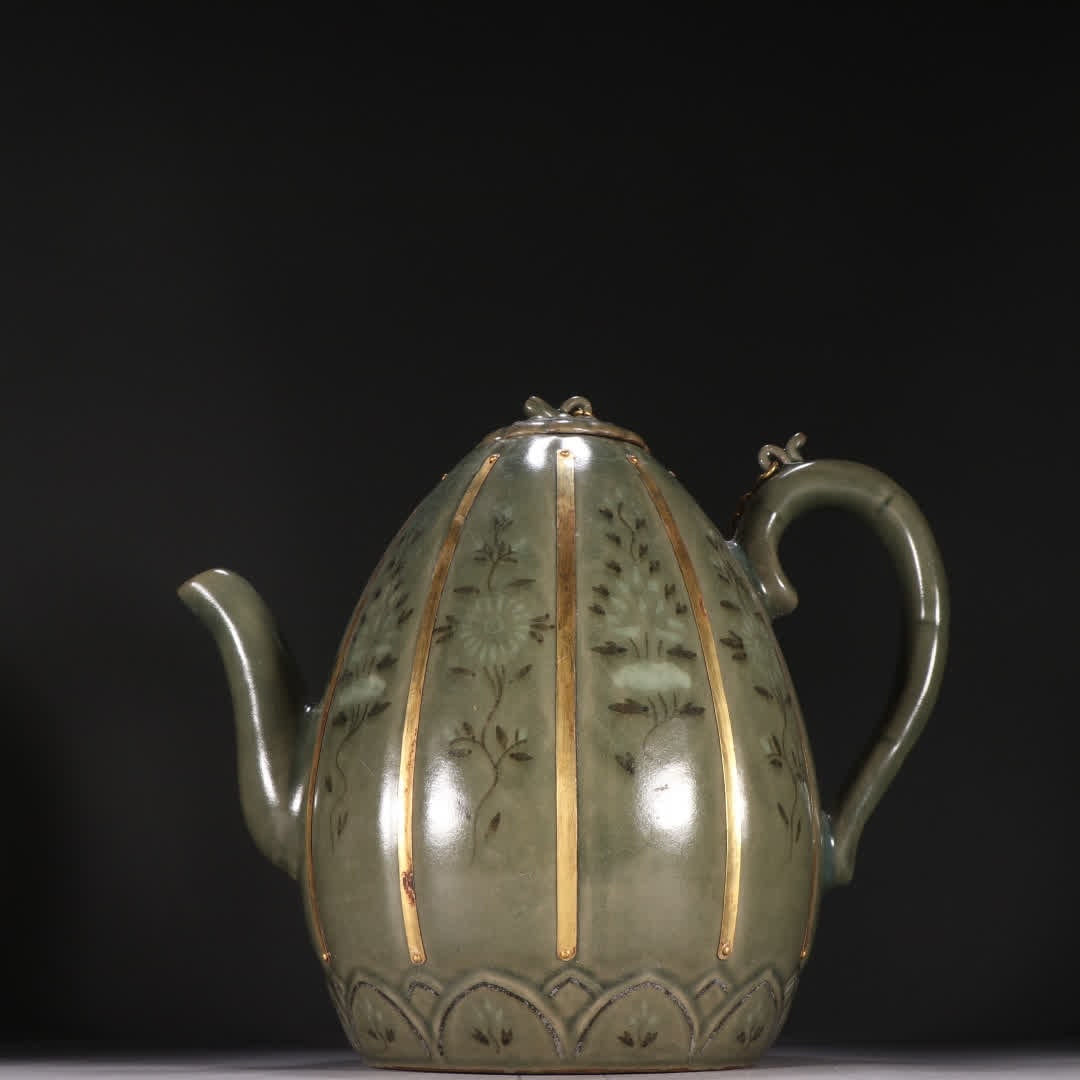 A Korean porcelain floral pattern melon edge holding pot: Korean porcelain floral pattern melon edge holding pot SIZE: H:22.6cm W:24.7cm (The Dimensions Of All Batches Are Manually Measured.If You Need More Detailed Information, Please Contact Our Customer S