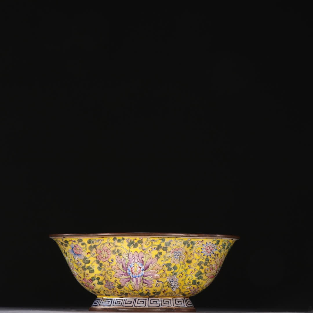 A Qing Dynasty bronze tire painting enamel entwined lotus pattern begonia shaped wash: Qing Dynasty copper tire painting enamel entwined lotus pattern begonia shape wash SIZE: H:5.5cm W:15.4cm W:320g (The Dimensions Of All Batches Are Manually Measured.If You Need More Detailed Informat