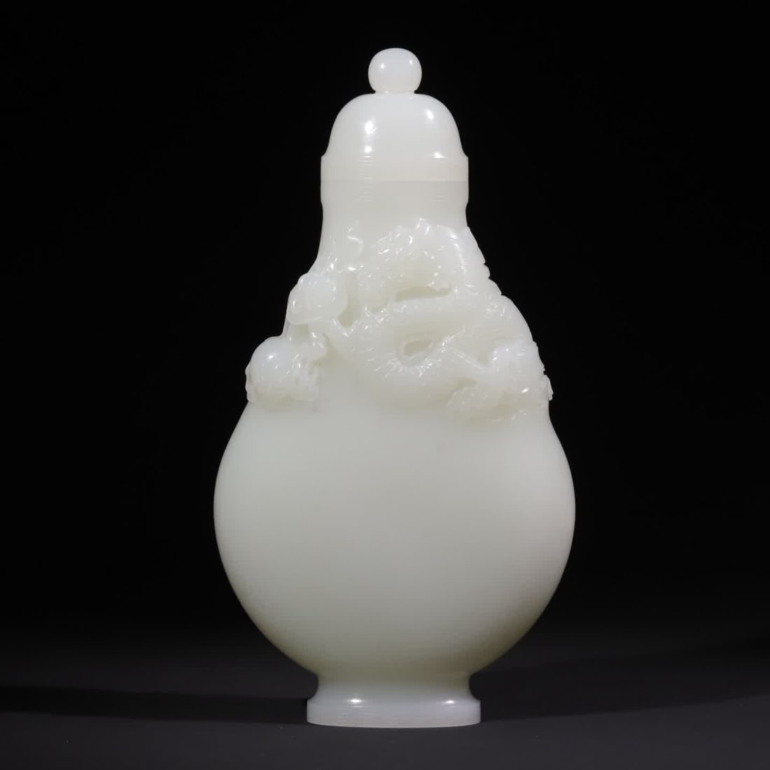 A Qianlong white jade plate dragon cap bottle ornament: Qianlong Gong white jade pan dragon cap bottle ornament is carved from Hetian jade white jade, the texture is warm and condensed, the essence is contained, the skimming, the neck, the hanging belly, t