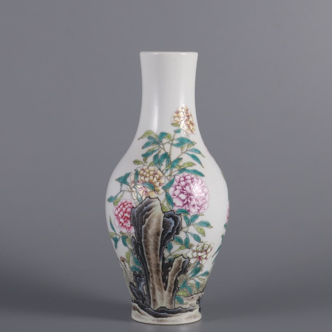 A pastel peony pattern inscription in the Qianlong Dynasty of the Qing Dynasty: Qing Dynasty Qianlong year pastel peony pattern inscription poem olive statue SIZE: H: 18.3cm Belly diameter 8.5cm MouthD: 4cm (The Dimensions Of All Batches Are Manually Measured.If You Need More Det