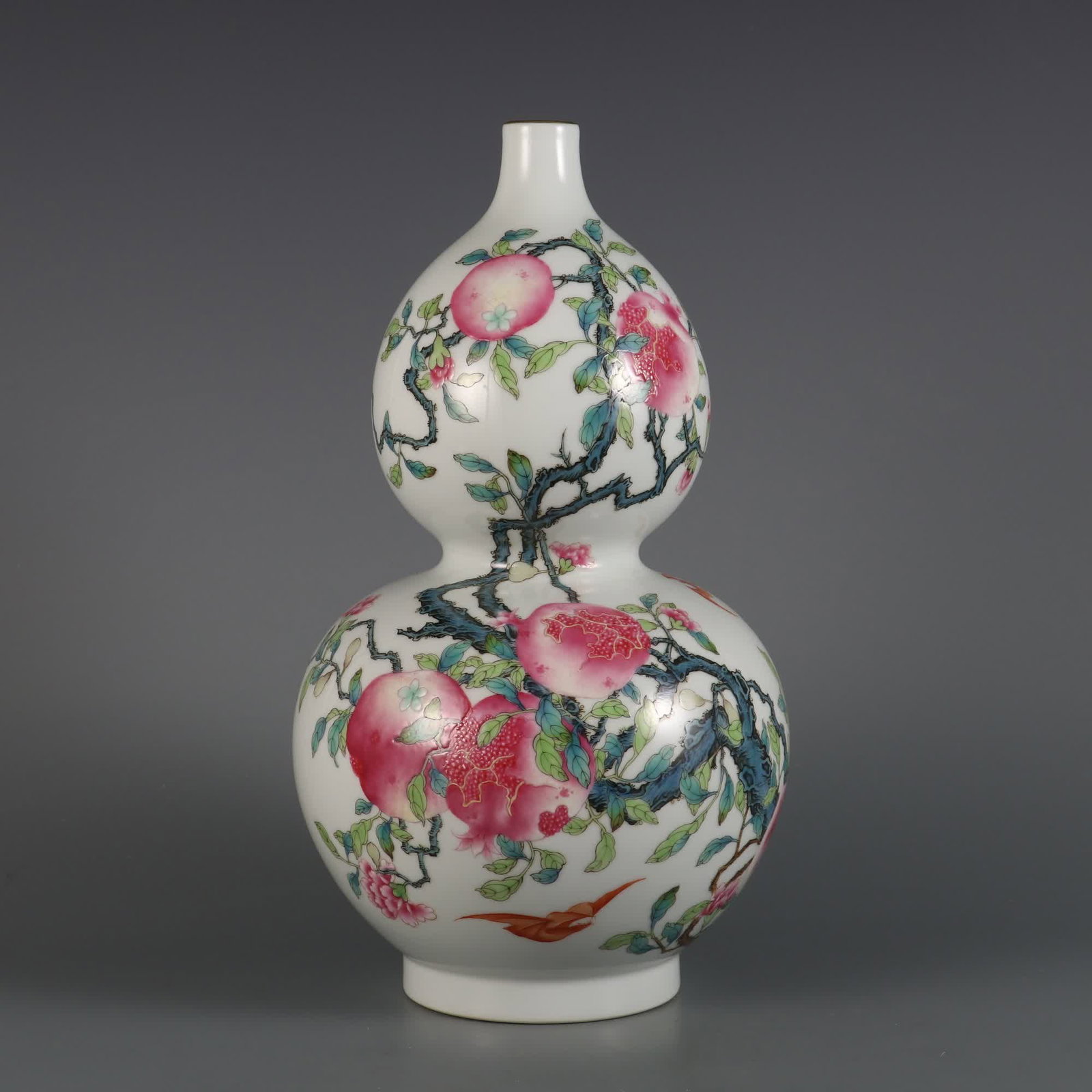 A pastel pomegranate gourd bottle made in the Qianlong period of the Qing Dynasty (1 of 9)