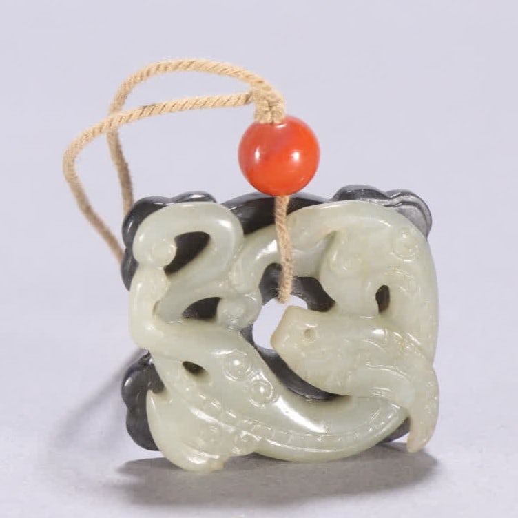A Qing Dynasty blue and white seed material dragon pattern pendant: Qing Dynasty blue and white seed material dragon pattern pendant SIZE: H:2.9cm W:3.4cm W:18.6g (The Dimensions Of All Batches Are Manually Measured.If You Need More Detailed Information, Please Contac
