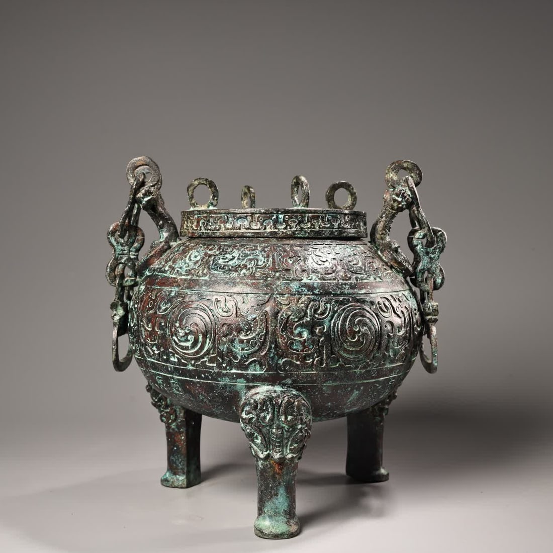 A Warring States bronze animal face pattern hanging incense burner round tripod: Warring States bronze animal face pattern hanging incense burner round tripod SIZE: W:2700g H:20cm W:19cm (The Dimensions Of All Batches Are Manually Measured.If You Need More Detailed Information, Pl