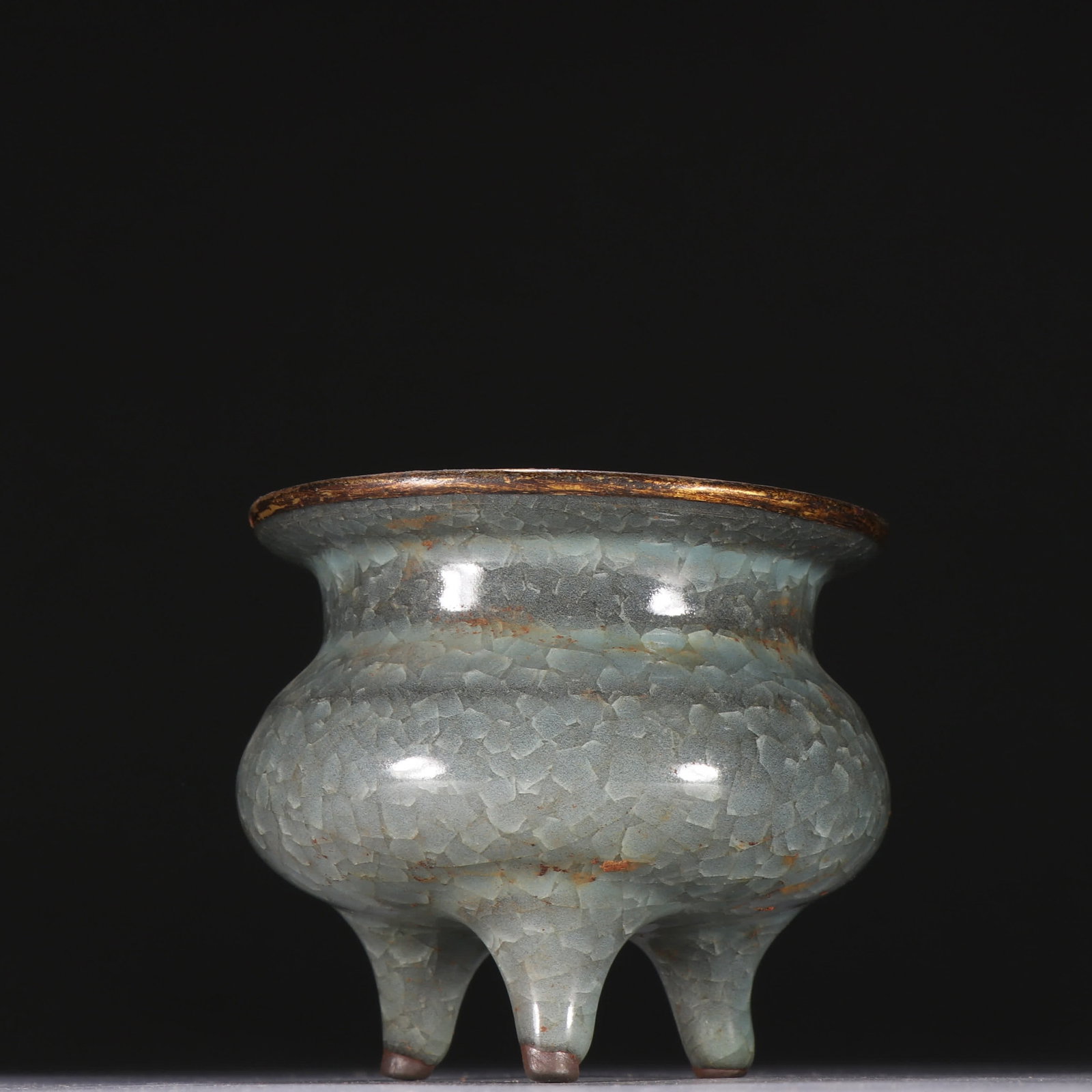 A Qing Dynasty ice crack glazed furnace: Qing Dynasty ice crack glazed furnace SIZE: H:8cm W:9.5cm (The Dimensions Of All Batches Are Manually Measured.If You Need More Detailed Information, Please Contact Our Customer Service Before Bidding