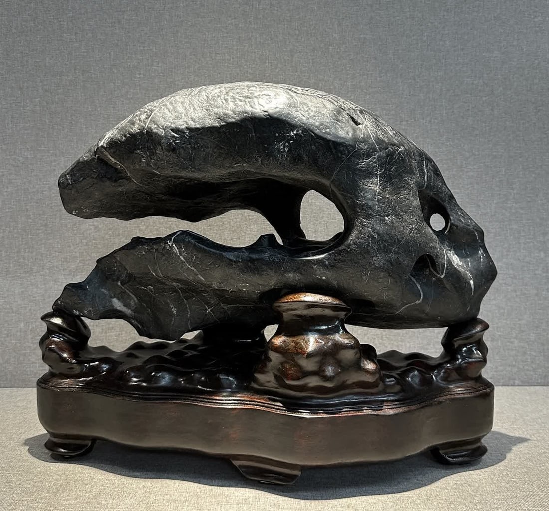 A Qing Dynasty Lingbi stone "Woyun" Shanzi study ornament: Qing Dynasty Lingbi stone "Woyun" Shanzi study ornament SIZE: L:46cm H:38cm T:19cm (The Dimensions Of All Batches Are Manually Measured.If You Need More Detailed Information, Please Contact Our Custom