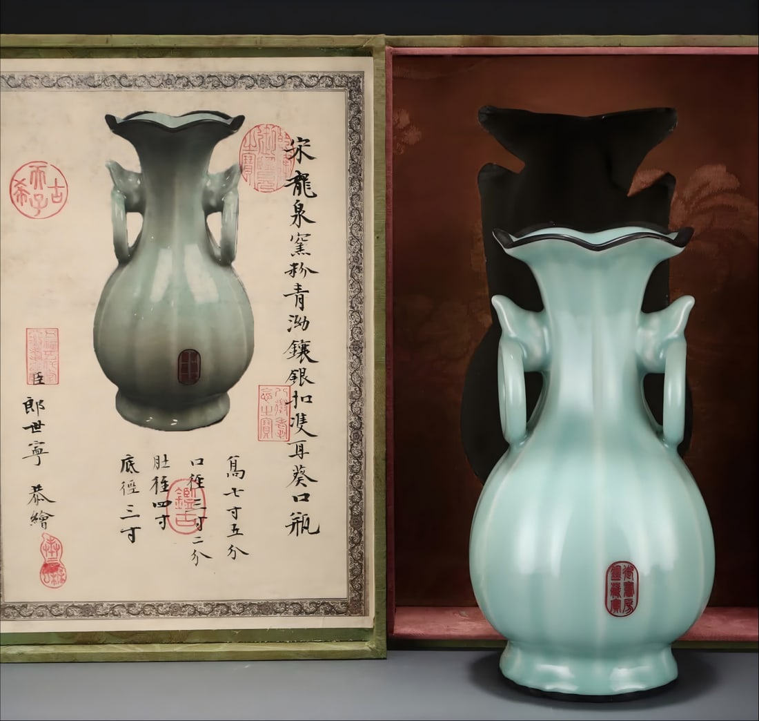 A Qing Dynasty palace Song Longquan kiln powder celadon inlaid silver buckle amphora mouth bottle: Qing Dynasty palace Song Longquan kiln powder celadon inlaid silver buckle amphora mouth bottle SIZE: H: 23cm Belly diameter 13cm (The Dimensions Of All Batches Are Manually Measured.If You Need More 