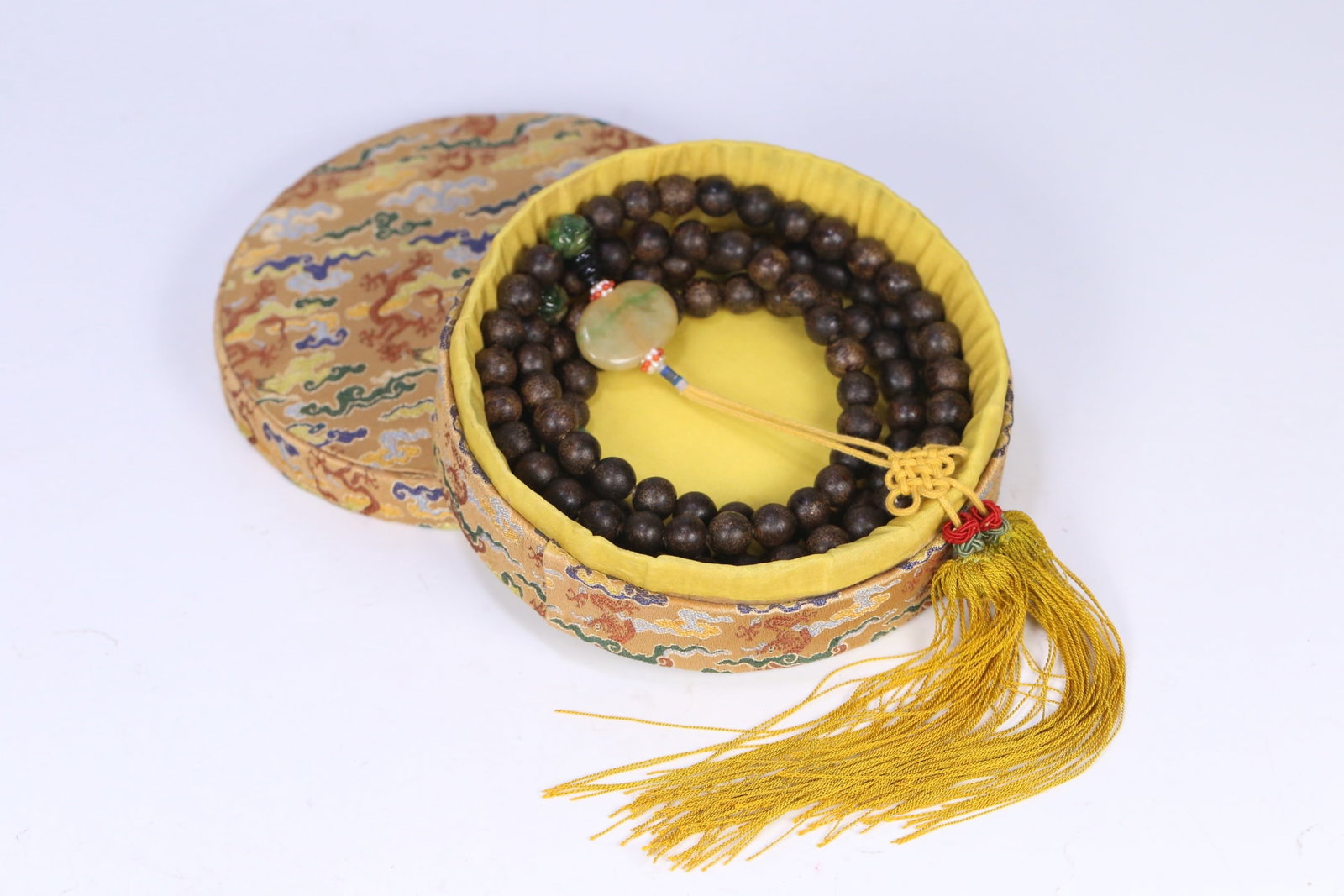 An Exquisite Eaglewood Bracelets: An Exquisite Eaglewood Bracelets Qing Dynasty, China Size:1.0cm Weight:79.5g (The Dimensions Of All Batches Are Manually Measured.If You Need More Detailed Information, Please Contact Our Customer Ser