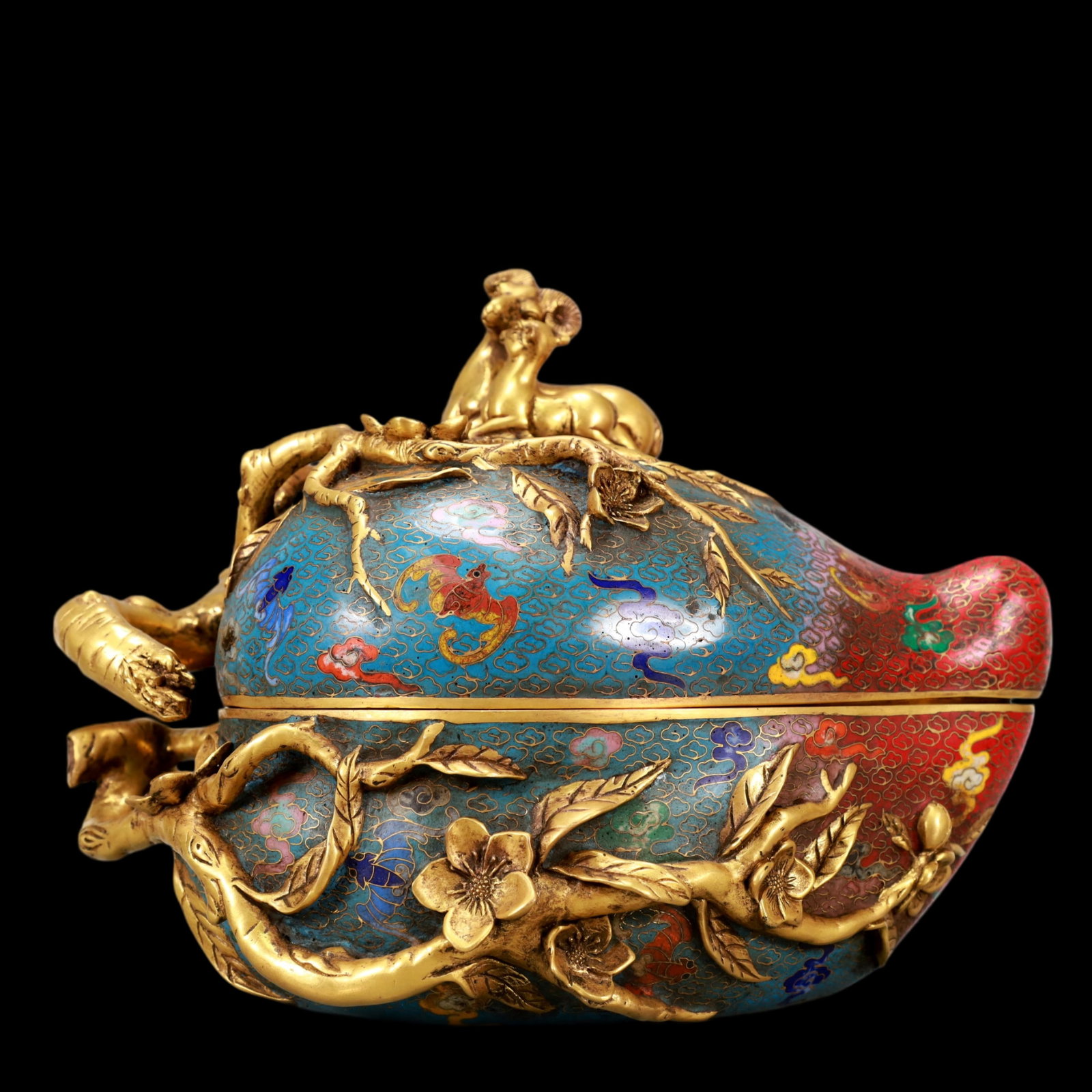 A Exquisite Cloisonne Gilt Bronze Bats and Peach Pattern Peach-Form Box: A Exquisite Cloisonne Gilt Bronze Bats and Peach Pattern Peach-Form Box Qing Dynasty, China Qianlong Four-character Mark Size:25cmx21cmx19cm Weight:5900g (The Dimensions Of All Batches Are Manually Me