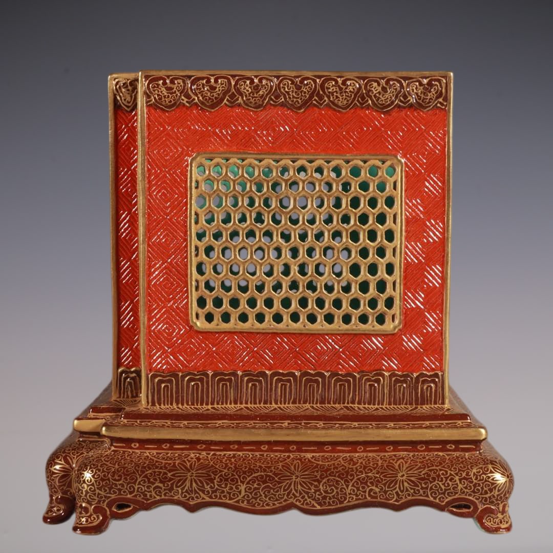 An Exquisite Iron-Red Painted Gold Brush Pot: An Exquisite Iron-Red Painted Gold Brush Pot Qing Dynasty, China Qianlong Six-character Mark Size:14.5cmx14.8cm (The Dimensions Of All Batches Are Manually Measured.If You Need More Detailed Informati