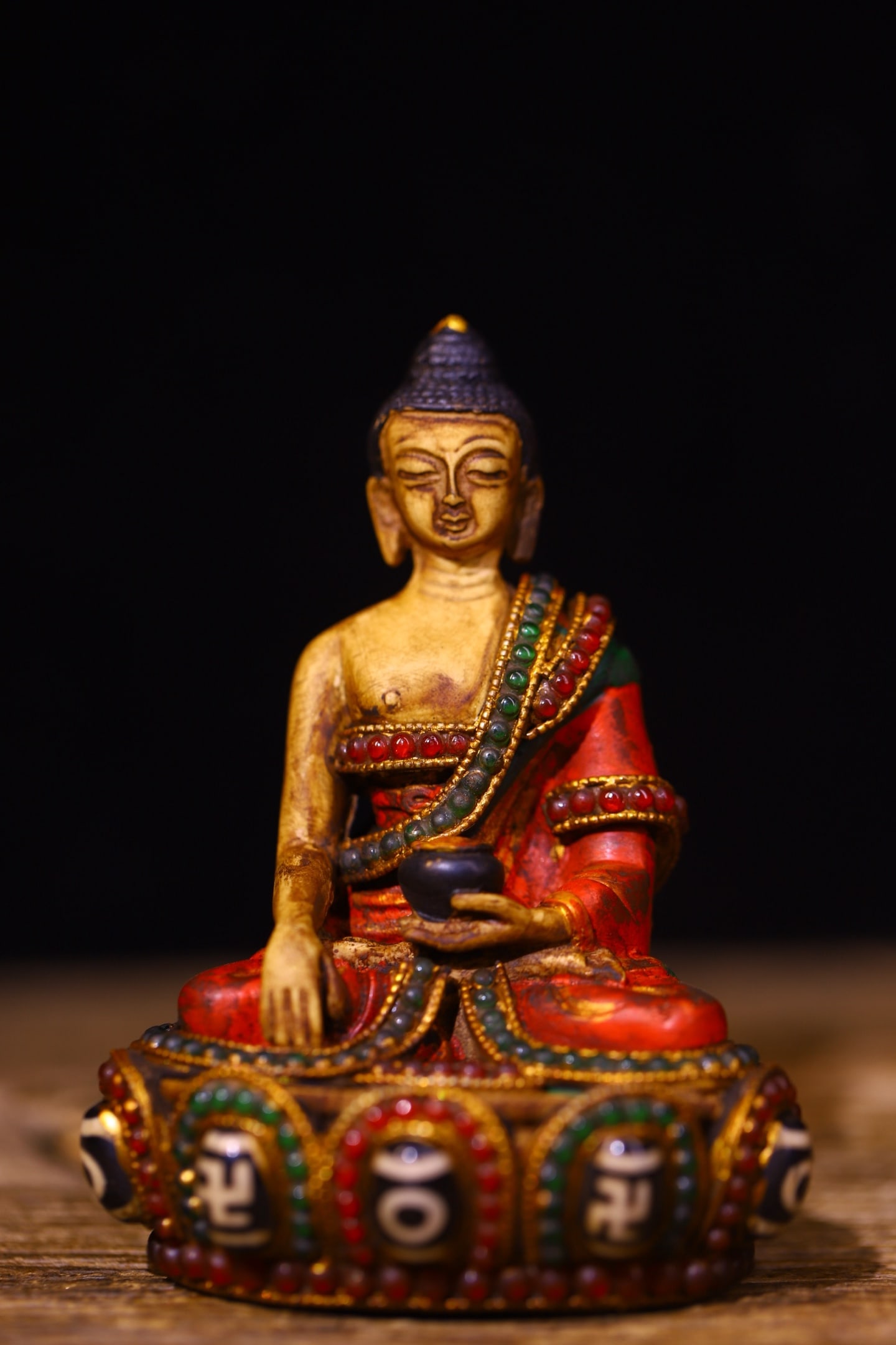 An Exquisite Yak bone Inlaid Gems Dzi Bead Statue of Sakyamuni: An Exquisite Yak bone Inlaid Gems Dzi Bead Statue of Sakyamuni Qing Dynasty, China Size:11.5cmx8.cm Weight:240g (The Dimensions Of All Batches Are Manually Measured.If You Need More Detailed