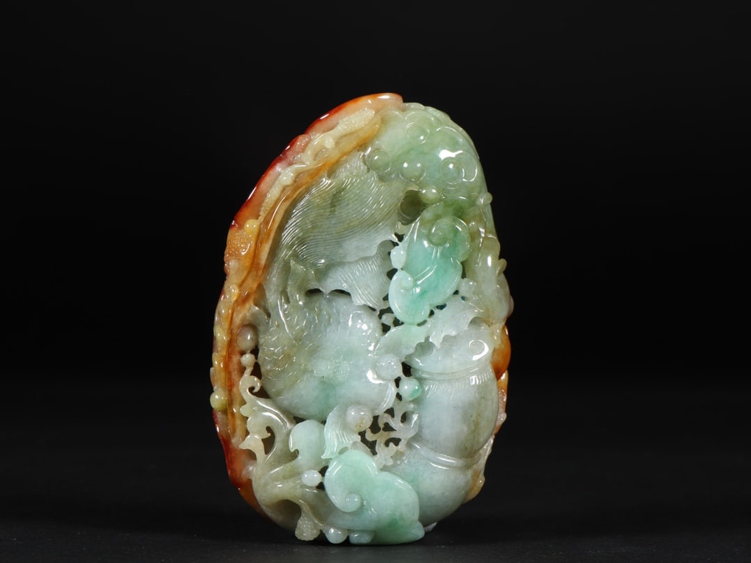 An Exquisite Jadeite Fish Pattern Ornament: An Exquisite Jadeite Fish Pattern Ornament Qing Dynasty, China Size:8.5cmx5.6cmx3.1cm Weight:248g (The Dimensions Of All Batches Are Manually Measured.If You Need More Detailed Information, Please Con
