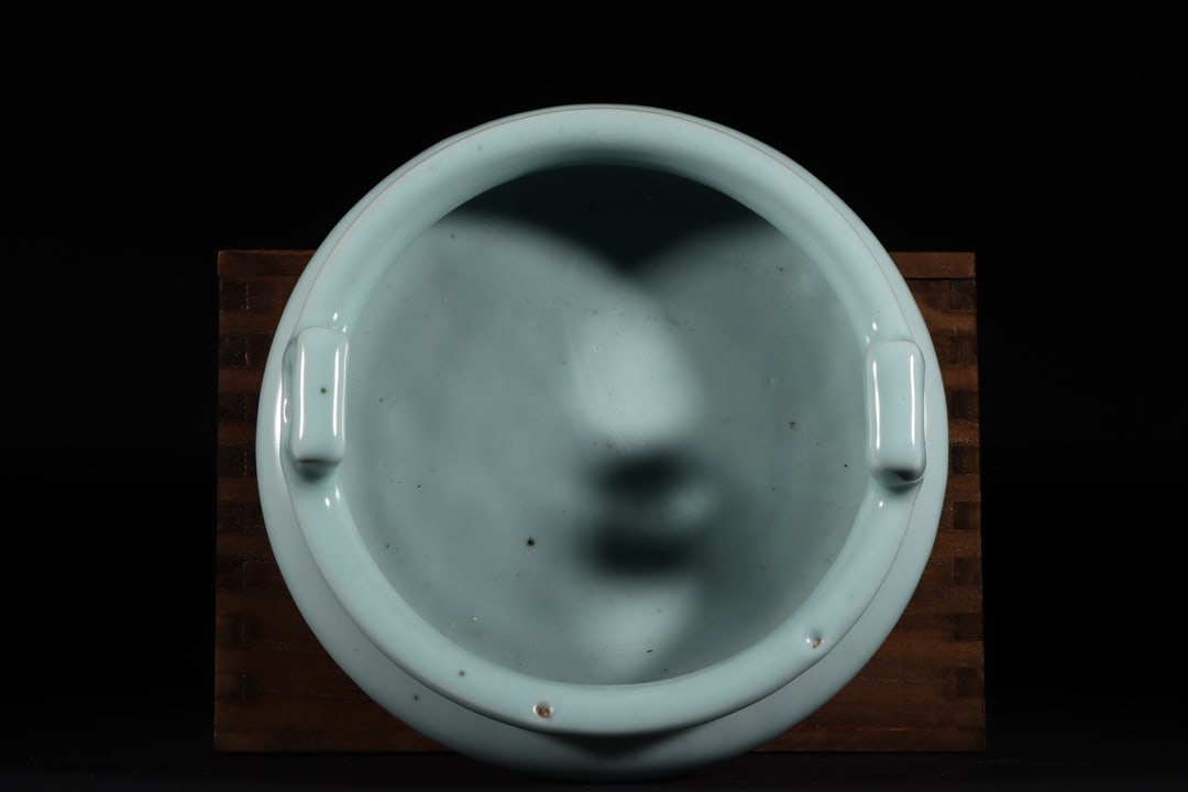 An Exquisite Guan yao Celadon Glazed Double-Ears and Tripod Censer: An Exquisite Guan yao Celadon Glazed Double-Ears and Tripod Censer Song Dynasty, China Size:10.5cmx21cm (The Dimensions Of All Batches Are Manually Measured.If You Need More Detailed Information, Plea