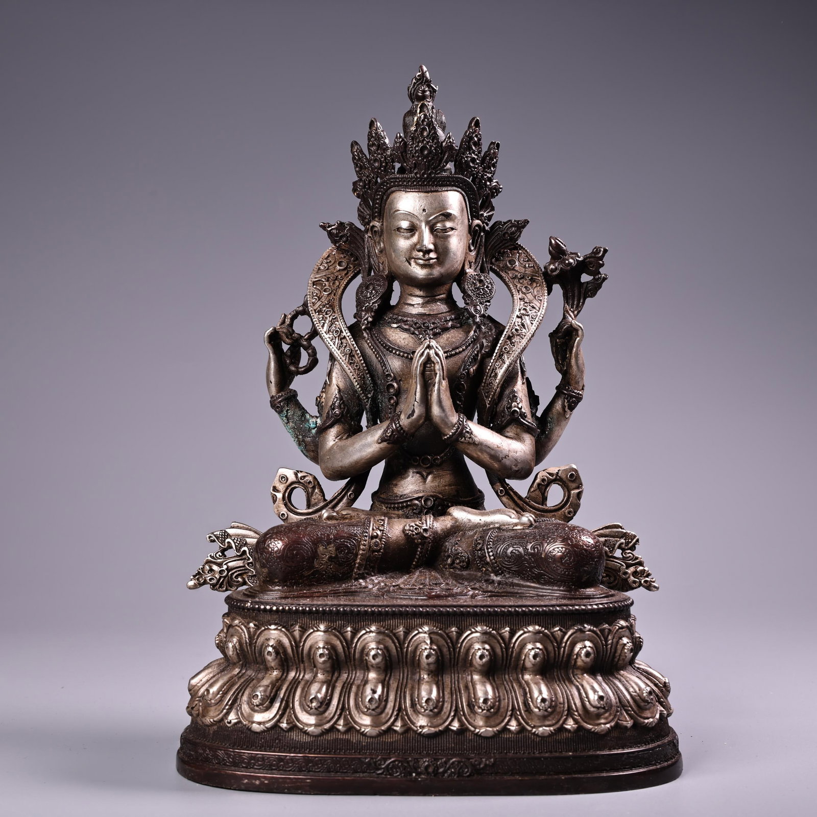 An Exquisite Silver Bronze Four-arms Statue of Avalokitesvara: An Exquisite Silver Bronze Four-arms Statue of Avalokitesvara Qing Dynasty, China Size:22cmx14cm Weight:1000g (The Dimensions Of All Batches Are Manually Measured.If You Need More Detailed Information
