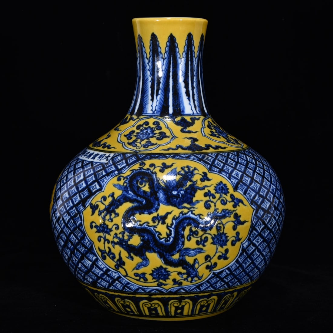 An Exquisite Blue and White Lotus Pattern Dragon Pattern Vase: An Exquisite Blue and White Lotus Pattern Dragon Pattern Vase Ming Dynasty, China Xuande Six-character Mark Size:27.5cmx22cm (The Dimensions Of All Batches Are Manually Measured.If You Need More Detai