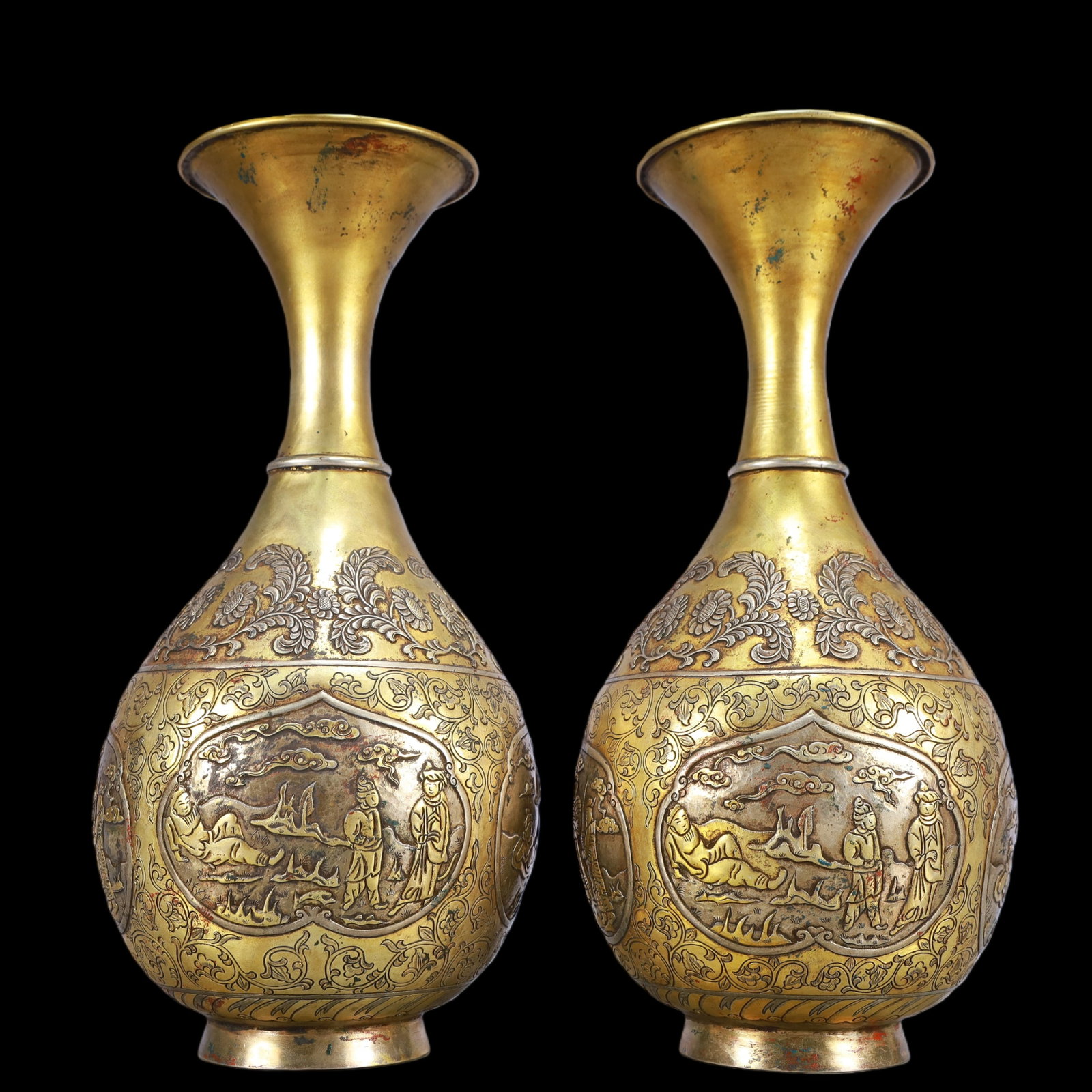 A Exquisite A pair of Gilt Bronze Lotus Pattern Character and Story Pattern Vase: A Exquisite A pair of Gilt Bronze Lotus Pattern Character and Story Pattern Vase Qing Dynasty, China Size:13cmx27.5cm Weight:1350g (The Dimensions Of All Batches Are Manually Measured.If You Need More