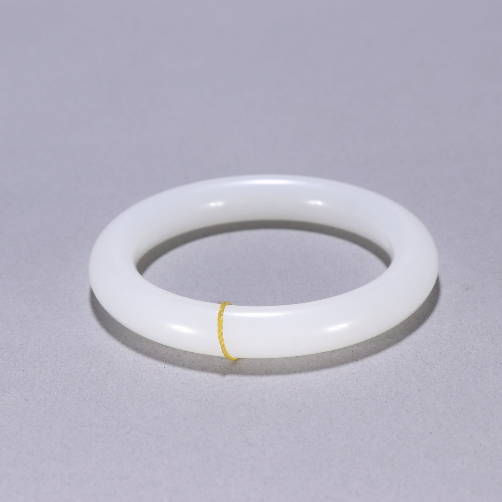 An Exquisite White Jade Bracelets: An Exquisite White Jade Bracelets Qing Dynasty, China Size:(inside diameter)5.7cmx1cm Weight:59g (The Dimensions Of All Batches Are Manually Measured.If You Need More Detailed Information, Please Cont