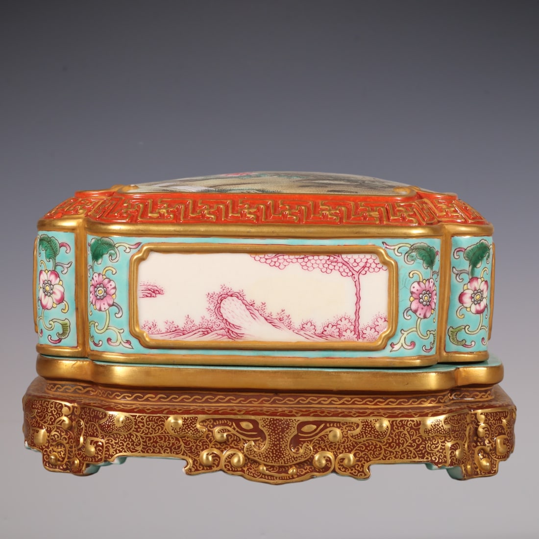 An Exquisite Enamel Green Ground Painted Gold Flower and Bird Pattern Box: An Exquisite Enamel Green Ground Painted Gold Flower and Bird Pattern Box Qing Dynasty, China Qianlong Six-character Mark Size:8cmx13.8cm (The Dimensions Of All Batches Are Manually Measured.If You Ne