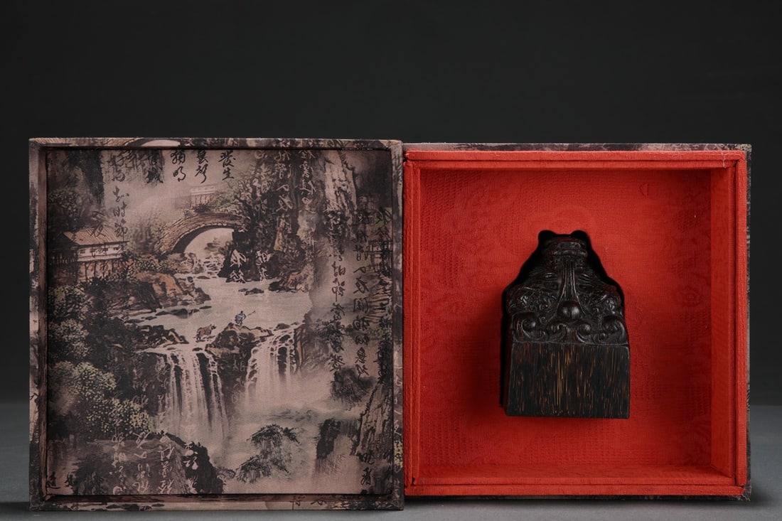 An Exquisite Eaglewood Dragon Pattern Seal: An Exquisite Eaglewood Dragon Pattern Seal Qing Dynasty, China Size:8.1cmx8.1cmx11.7cm (The Dimensions Of All Batches Are Manually Measured.If You Need More Detailed Information, Please Contact Our Cu