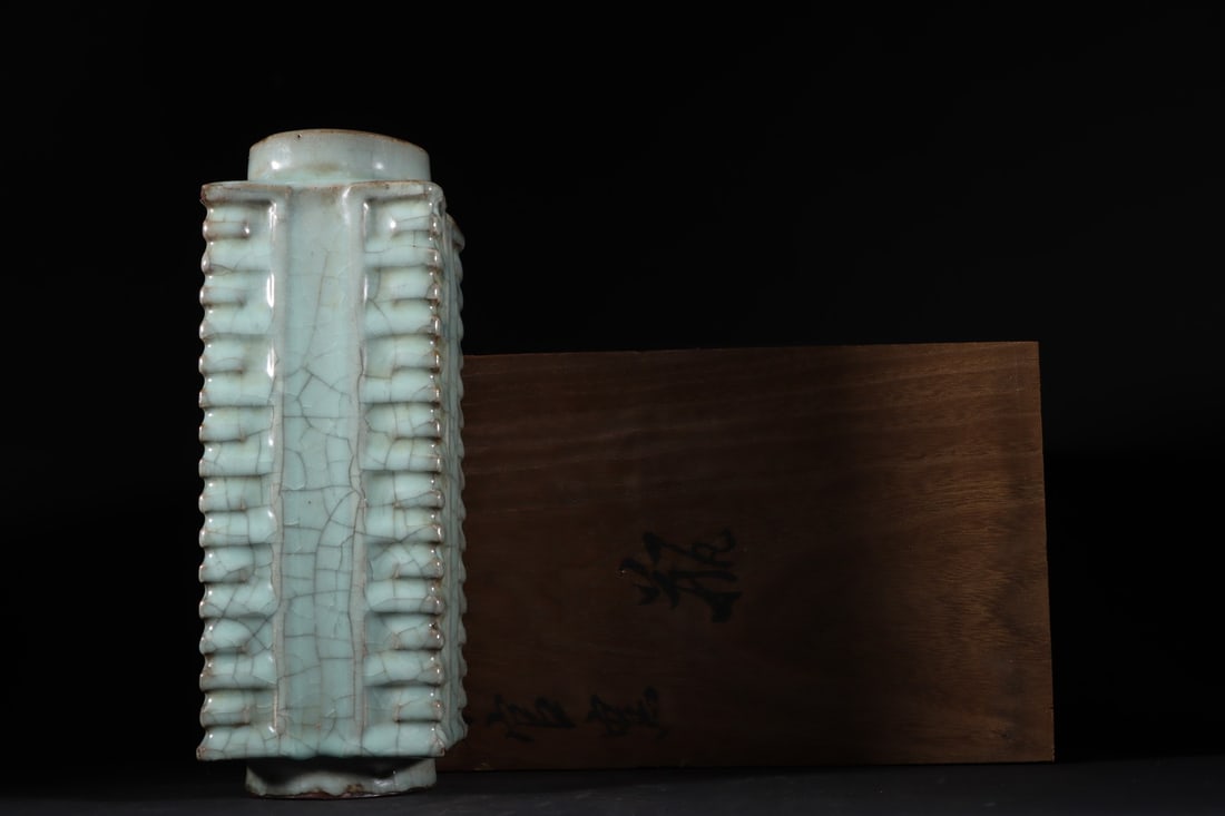 An Exquisite Guan yao Celadon Glazed Vase: An Exquisite Guan yao Celadon Glazed Vase Song Dynasty, China Size:28cmx10cm (The Dimensions Of All Batches Are Manually Measured.If You Need More Detailed Information, Please Contact Our Customer Ser